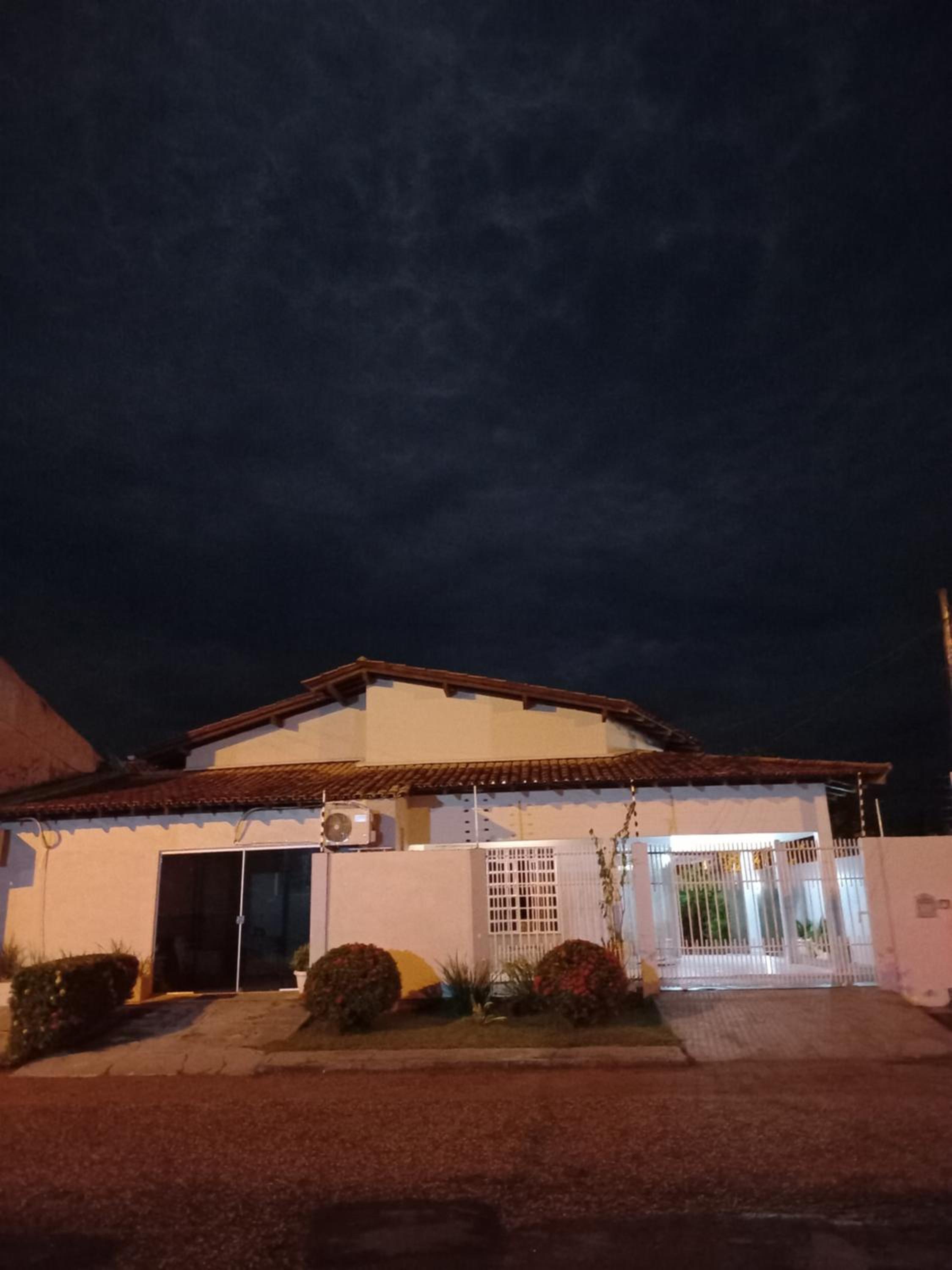 CASA COM PISCINA EM ÁREA NOBRE