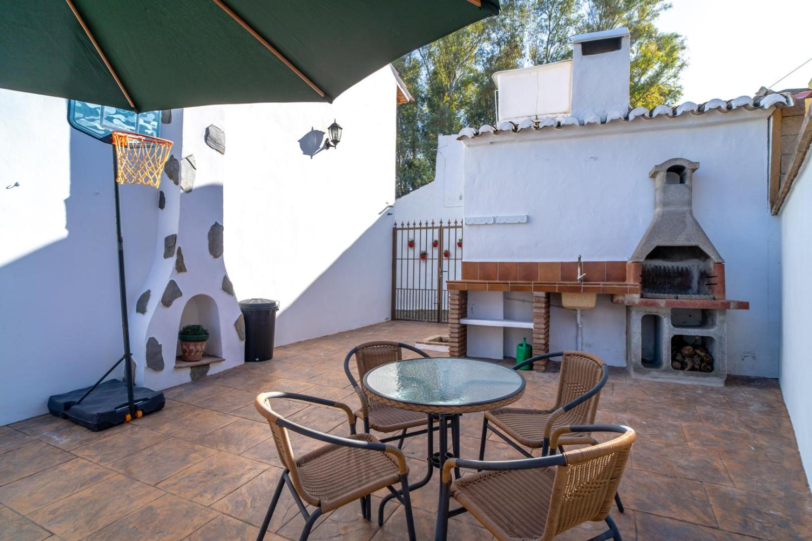 Casa rural de diseño con piscina y barbacoa