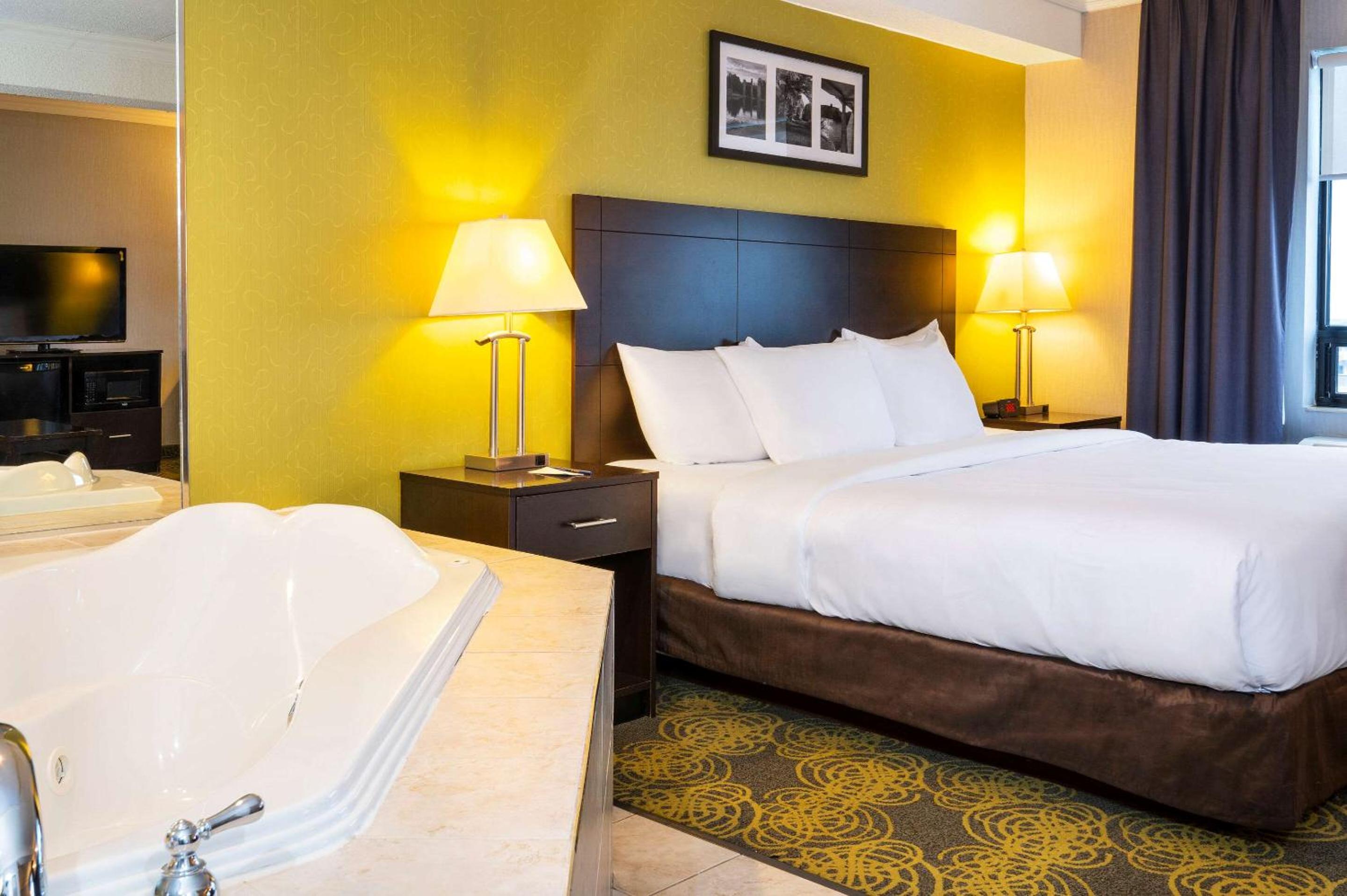 Peterborough Vacations - Comfort Hotel  Suites - Property Image 11