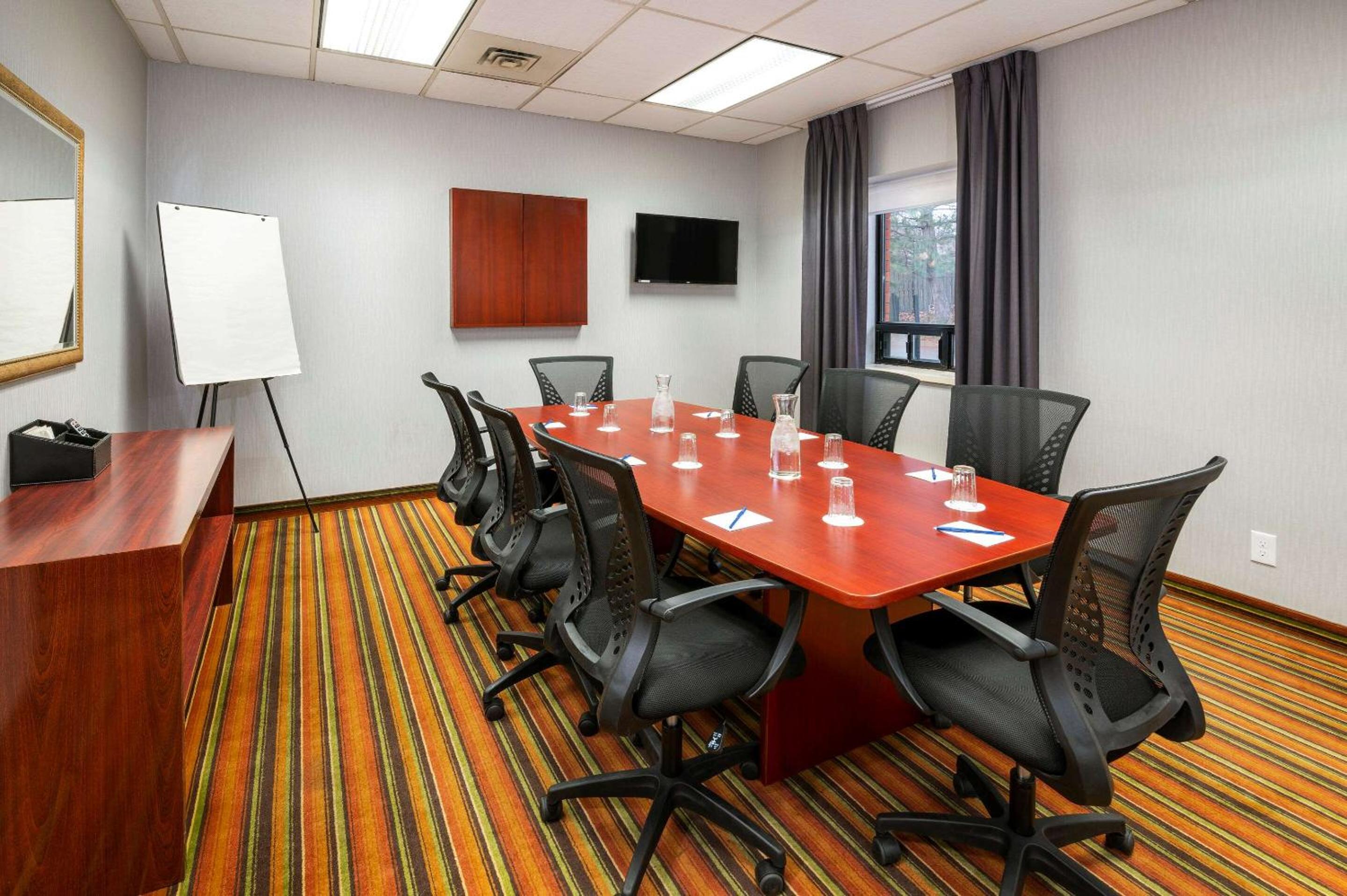 Peterborough Vacations - Comfort Hotel  Suites - Property Image 6