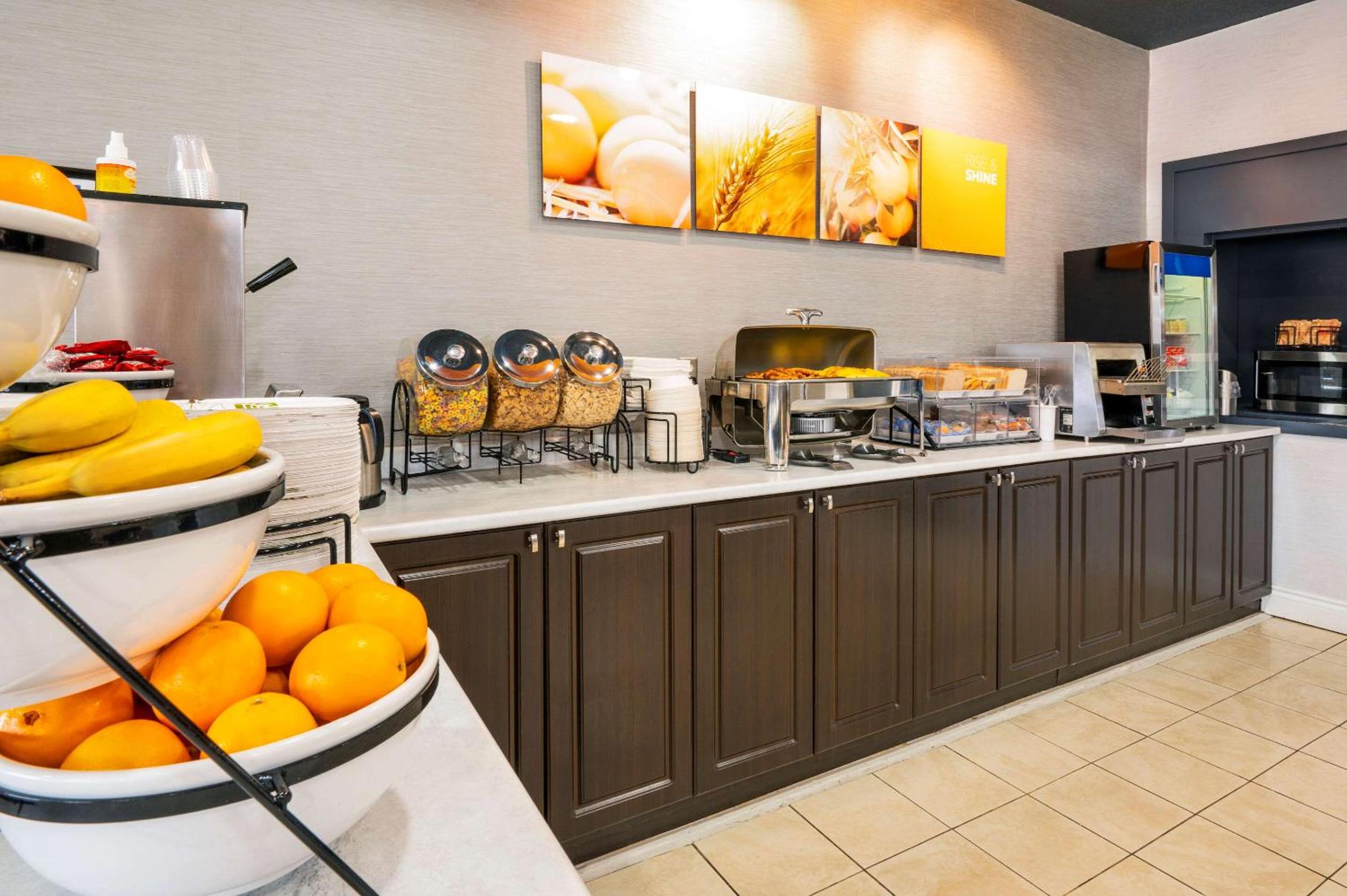 Peterborough Vacations - Comfort Hotel  Suites - Property Image 4