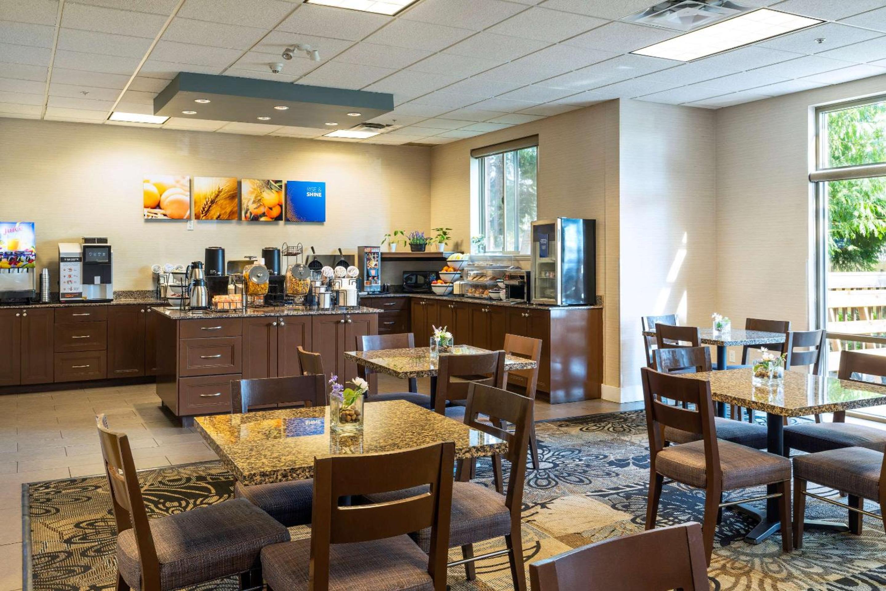 Surrey Vacations - Comfort Inn  Suites - Property Image 13
