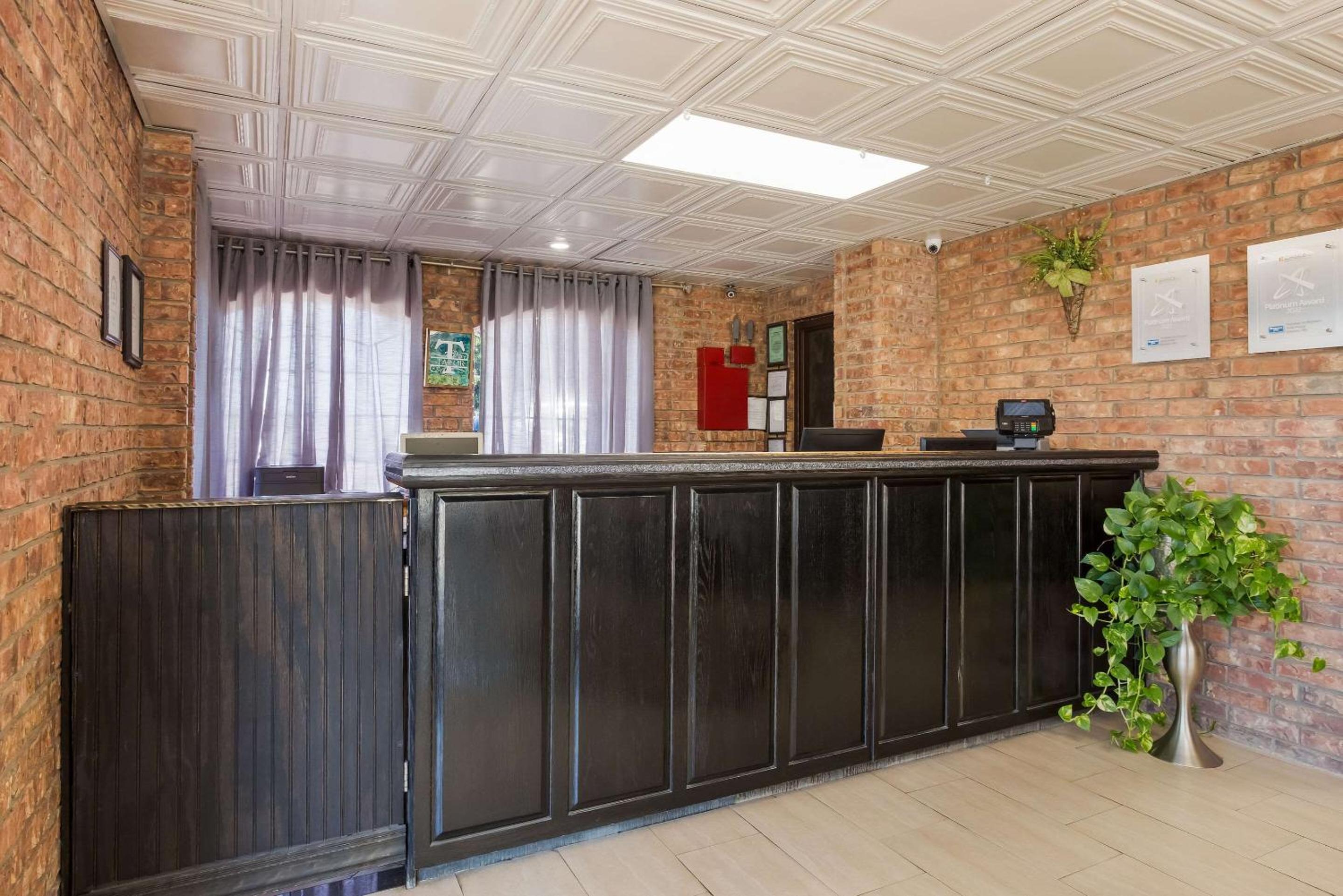 Rodeway Inn Branson, Brick House