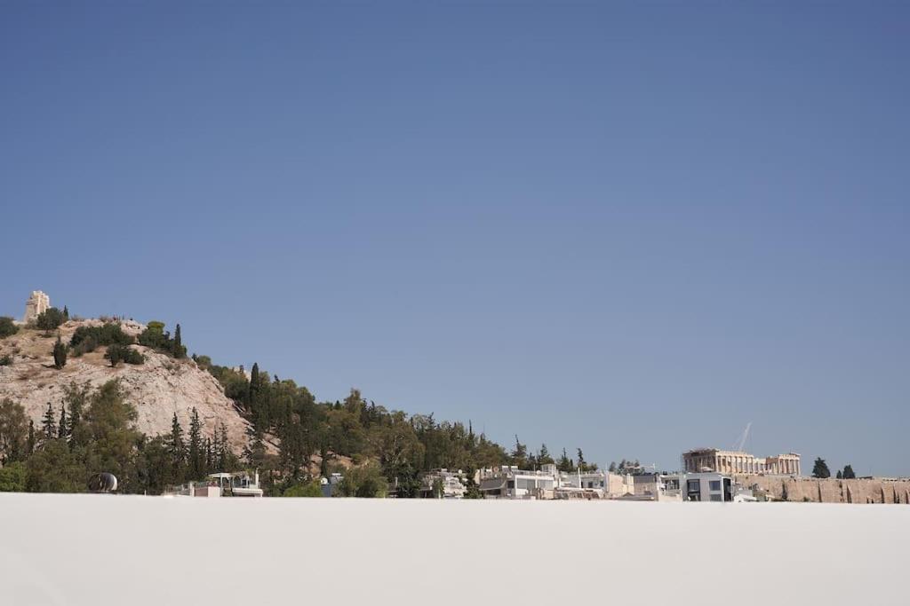 A Sunkissed retreat under the Acropolis