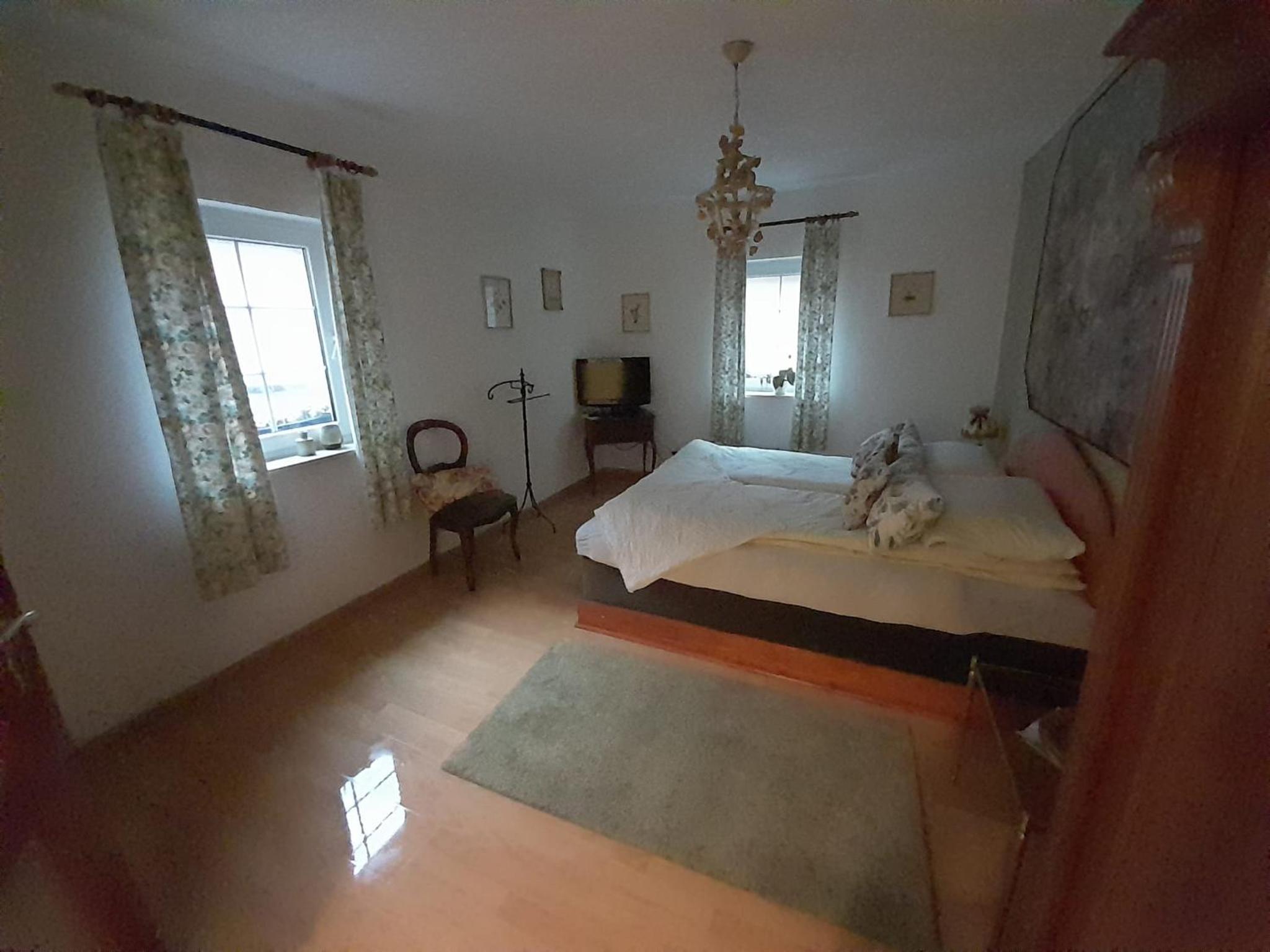 Doppelbettzimmer auf Bauernhof in Naturalleinlage