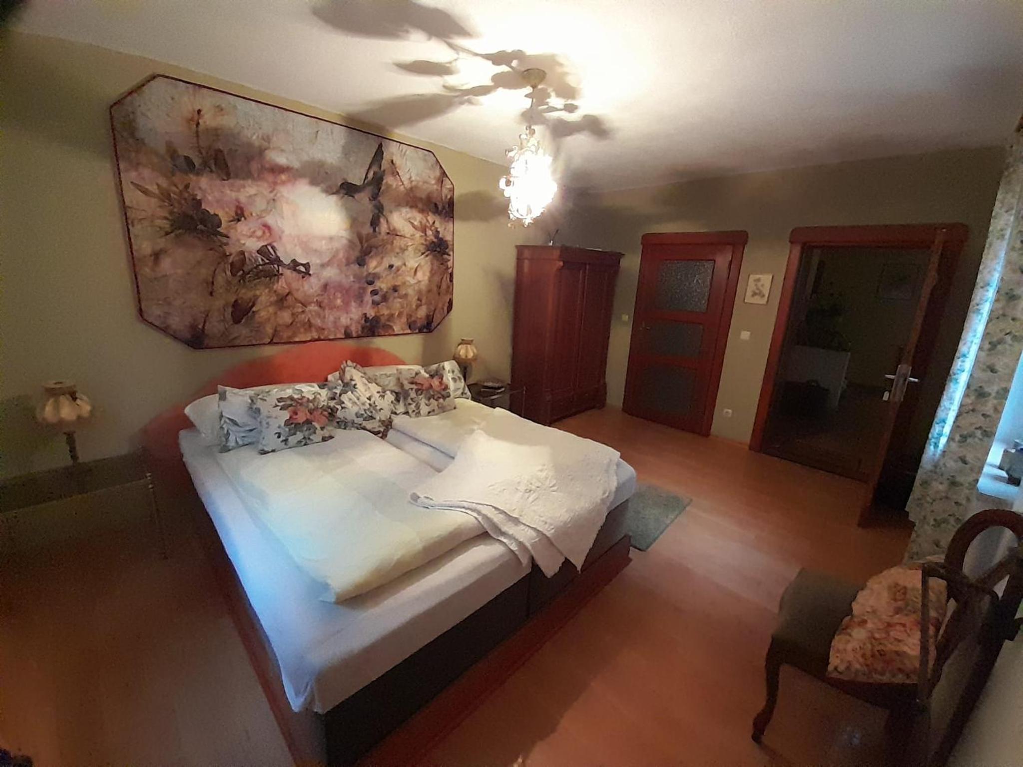 Doppelbettzimmer auf Bauernhof in Naturalleinlage