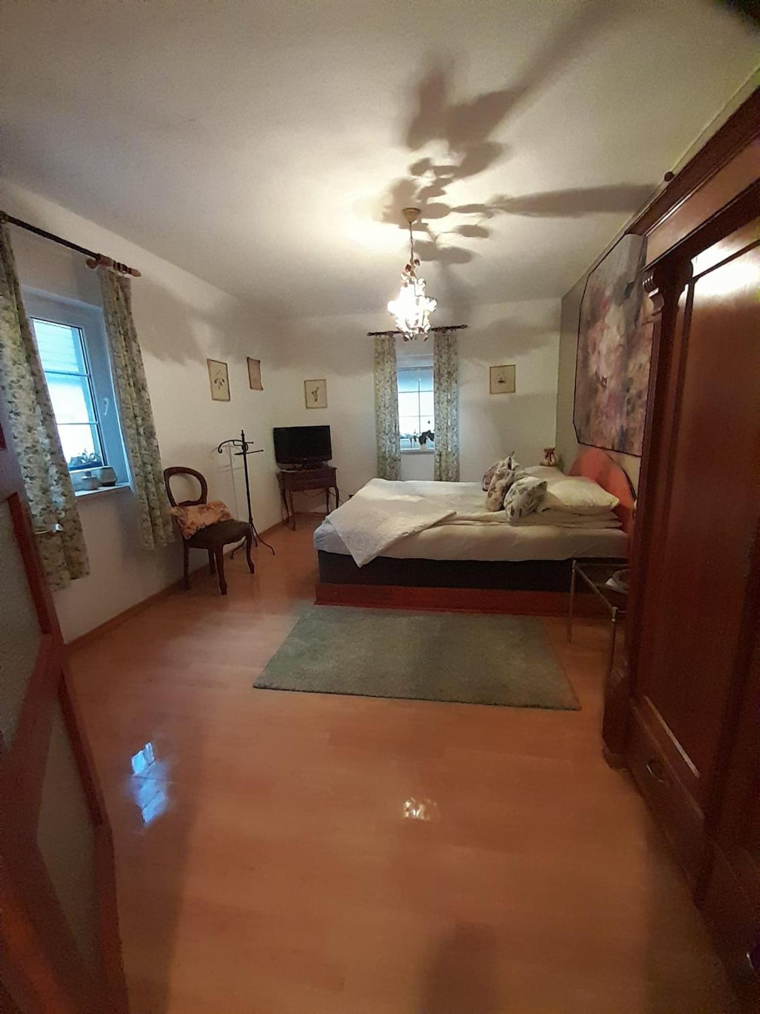 Doppelbettzimmer auf Bauernhof in Naturalleinlage