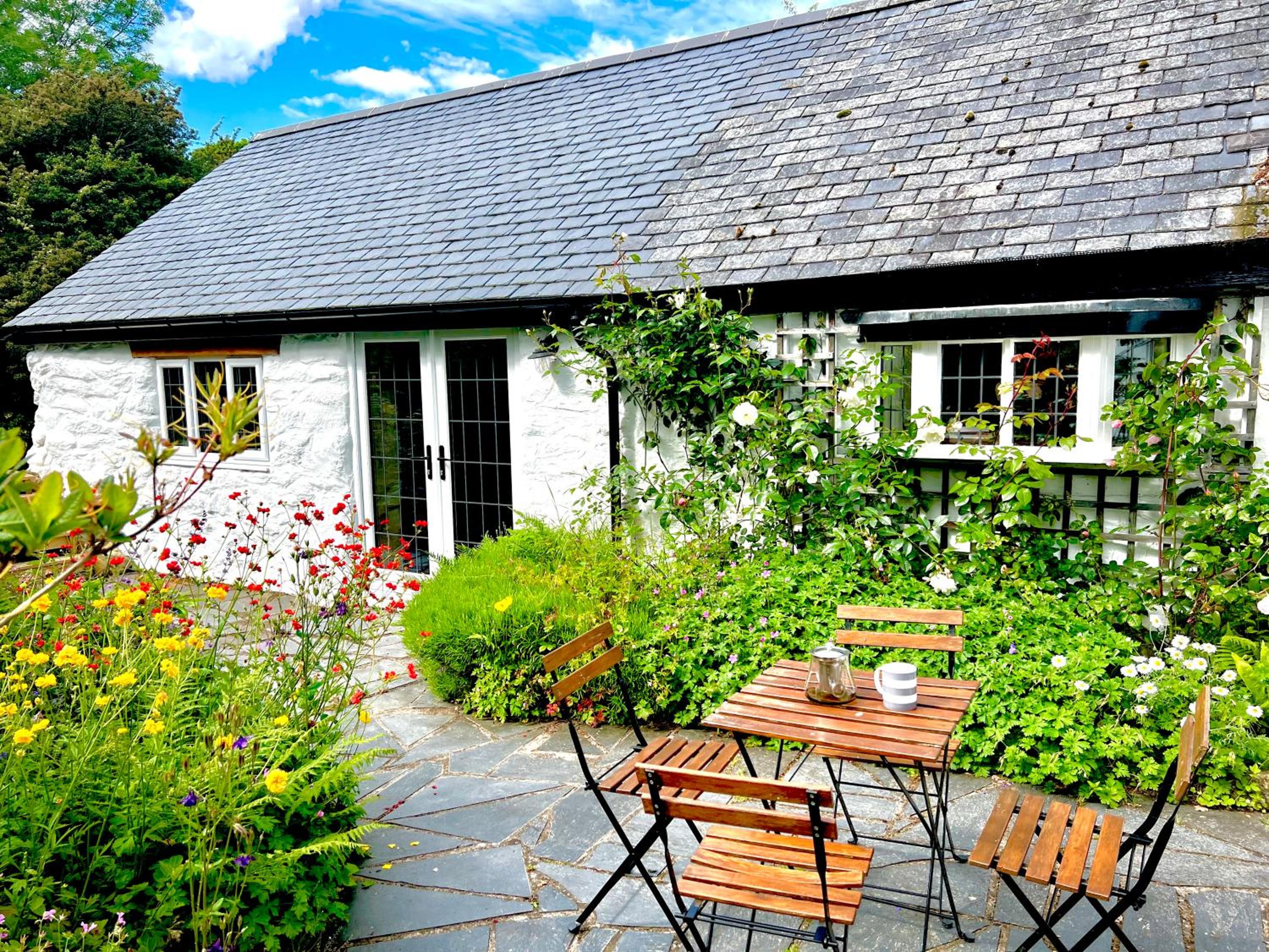 Beautiful Ancient Stone Cottage, Local Walks & Pub! view 3