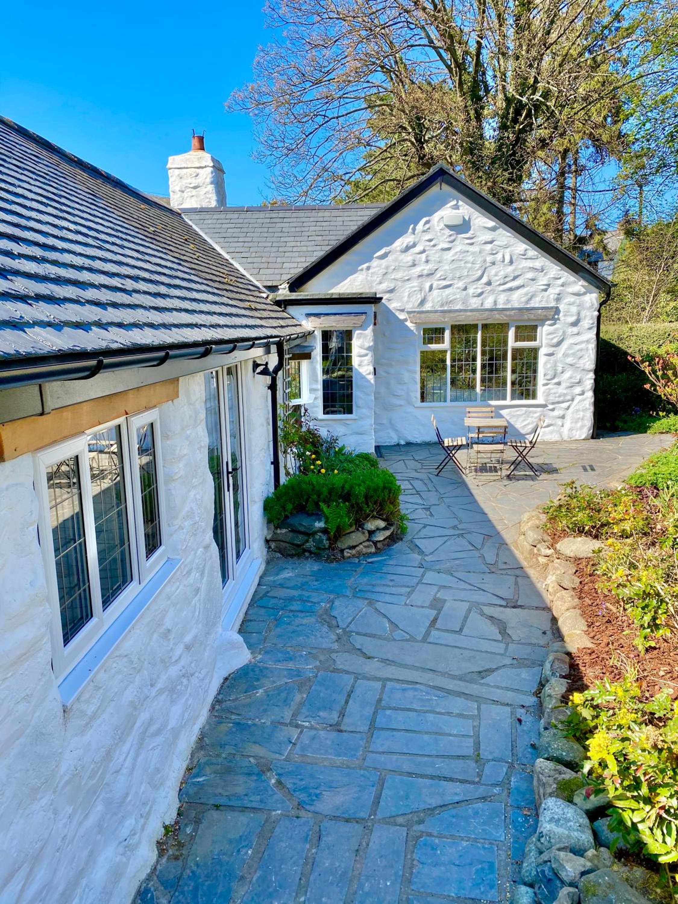 Beautiful Ancient Stone Cottage, Local Walks & Pub! view 4