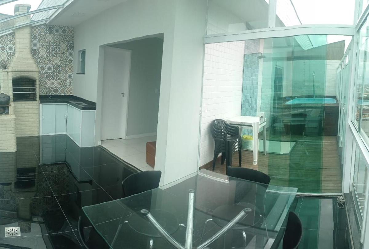 Cobertura duplex, com duas suítes e piscina