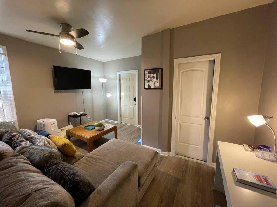 Red Line GUEST HOUSE apartment corporate housing view 3