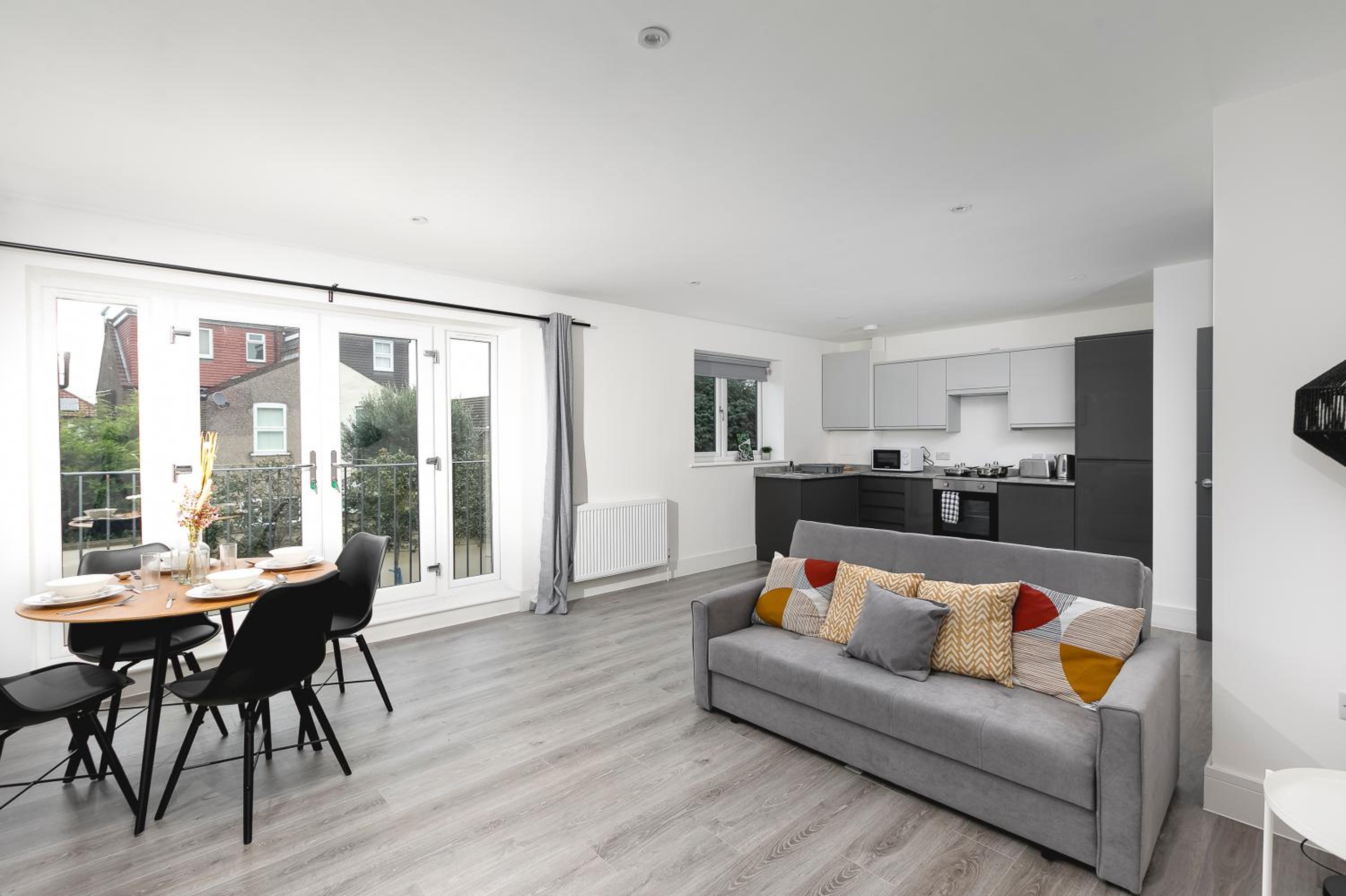 Skyvillion - London Enfield Chase Apartments with Parking & Wifi view 2