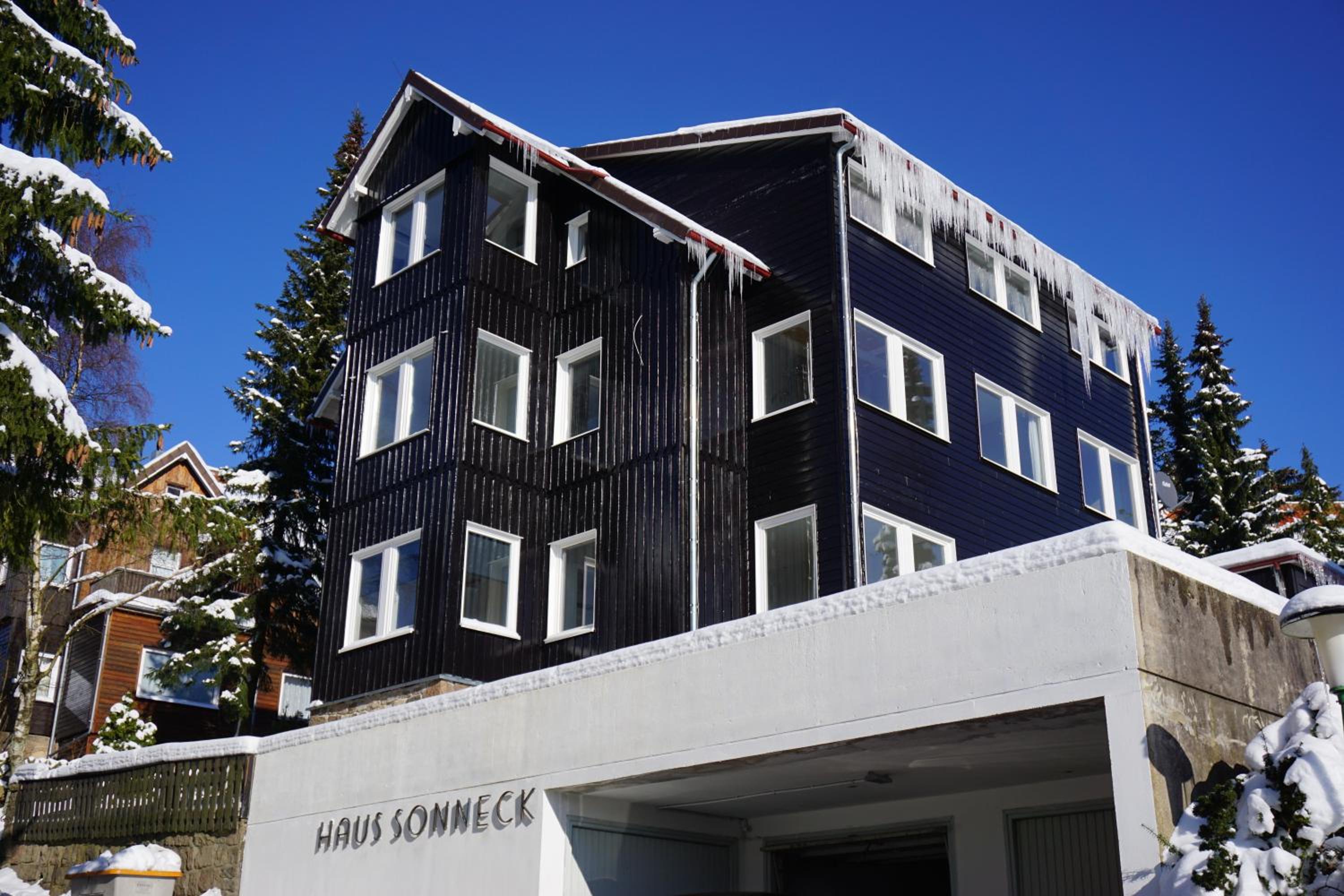 Haus Sonneck - Apartmenthaus - Sonnenterrasse mit Grill - 1-8 Personen - ruhige Lage mit Blick über Braunlage