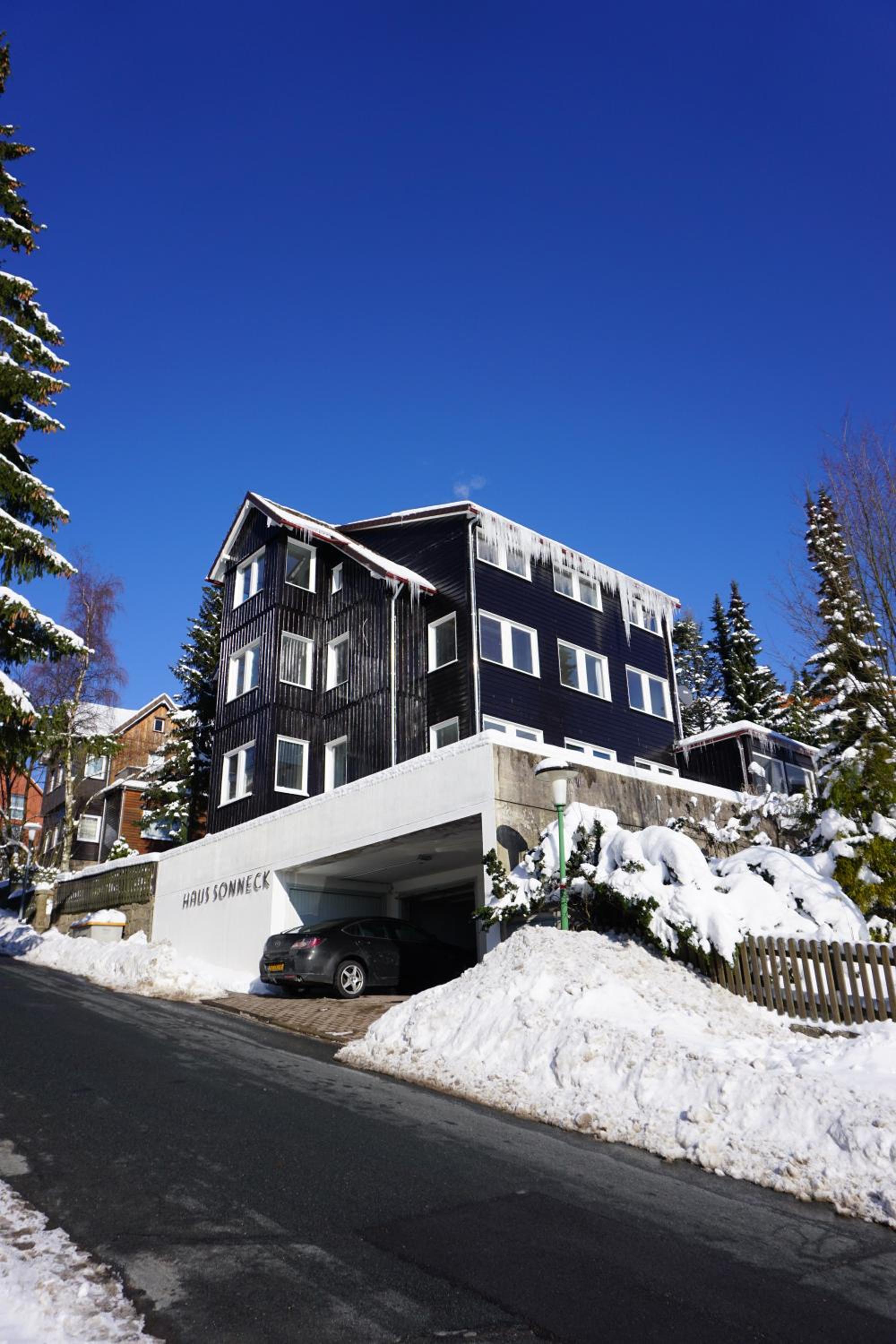Haus Sonneck - Apartmenthaus - Sonnenterrasse mit Grill - 1-8 Personen - ruhige Lage mit Blick über Braunlage