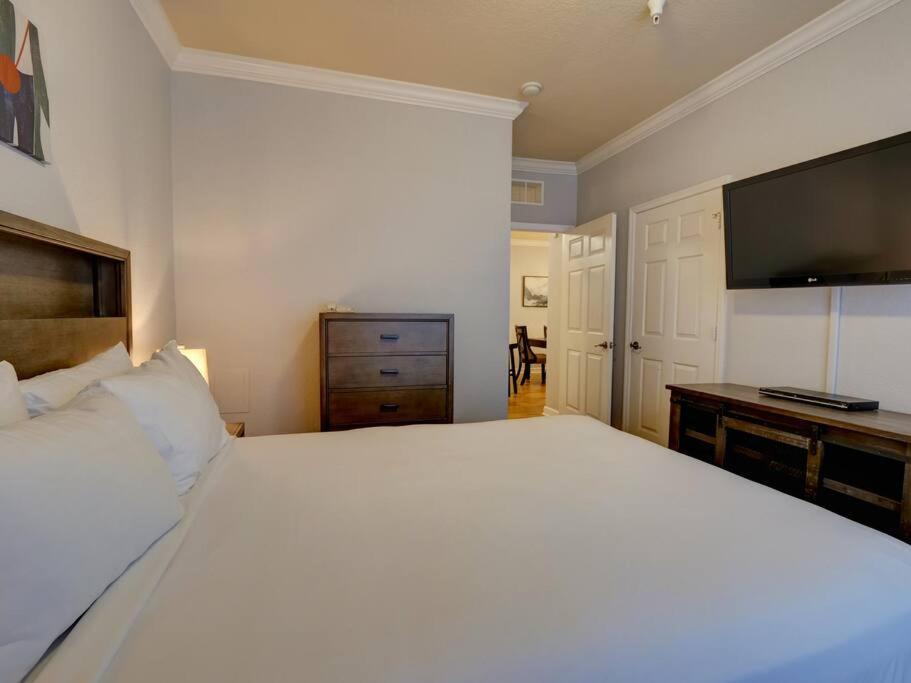 Cozy Retreat - Close to Disney & Golf view 3
