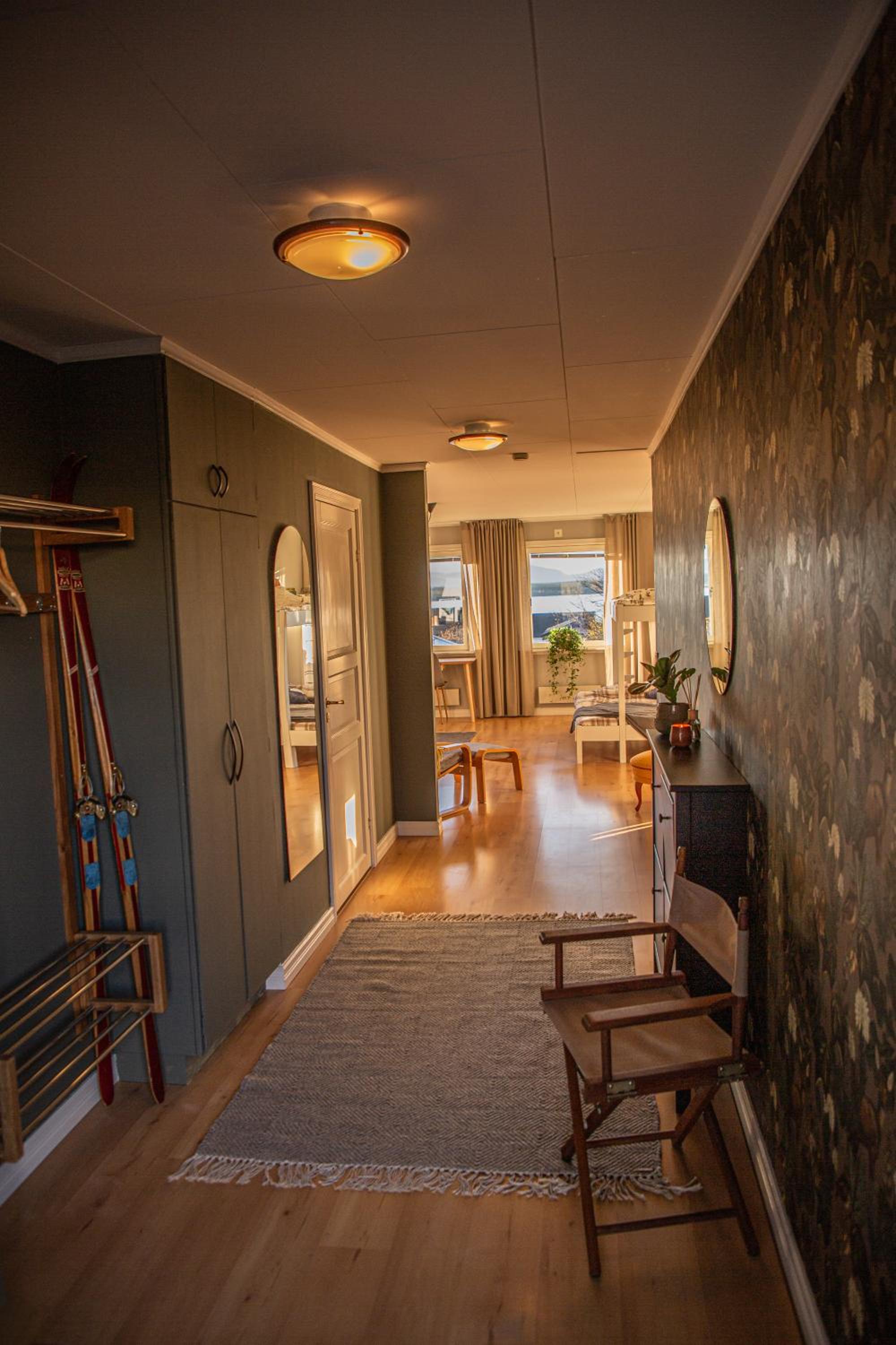 Cozy mountain view apartment view 3