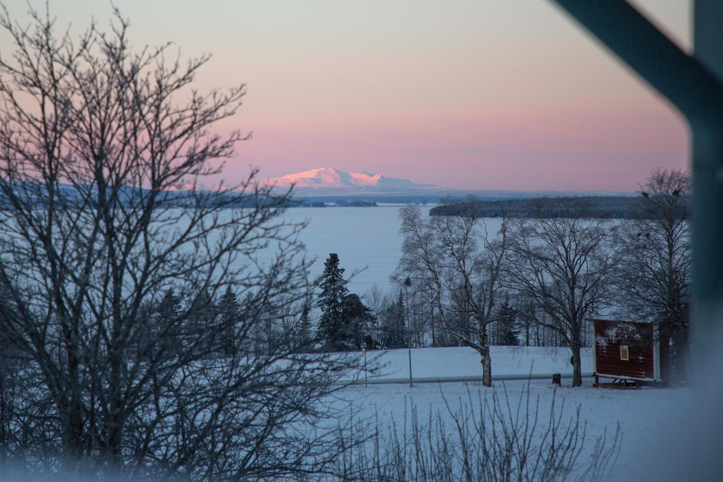 Cozy mountain view apartment view 4