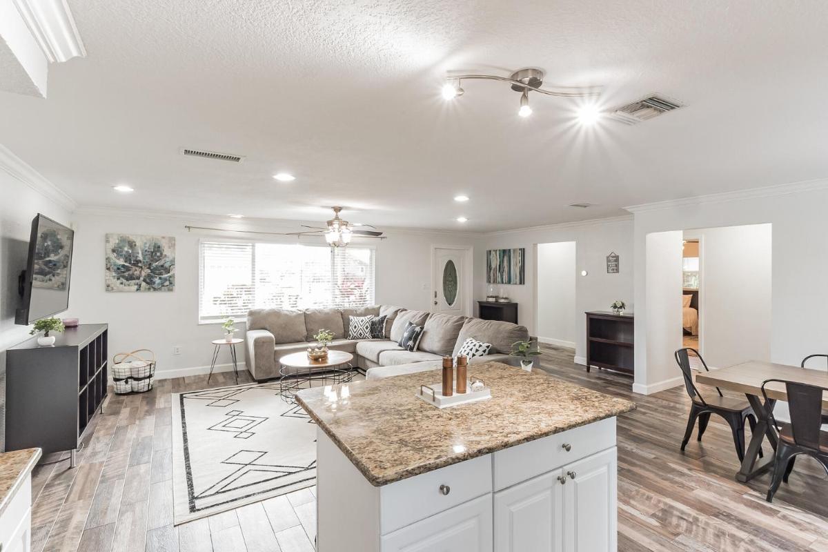 Spacious 3 Bedroom House 15 mins from Clearwater Beach! view 4