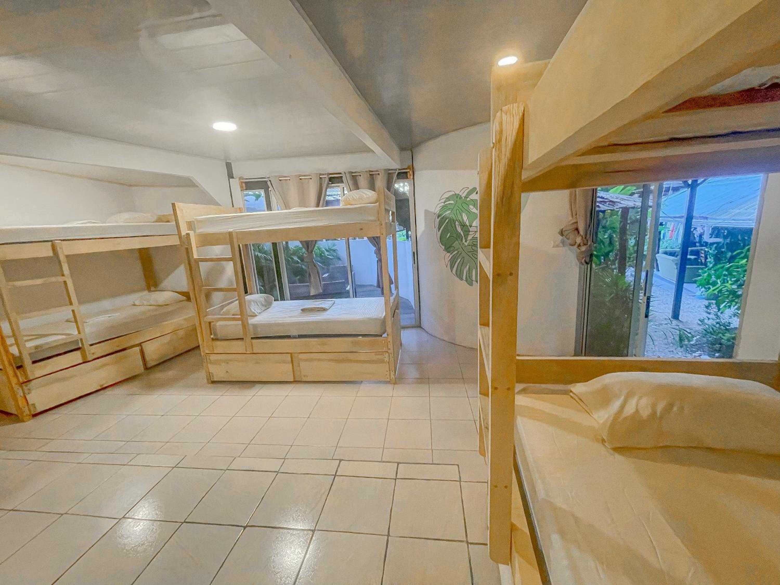 El Gato Rojas Surf Hostel