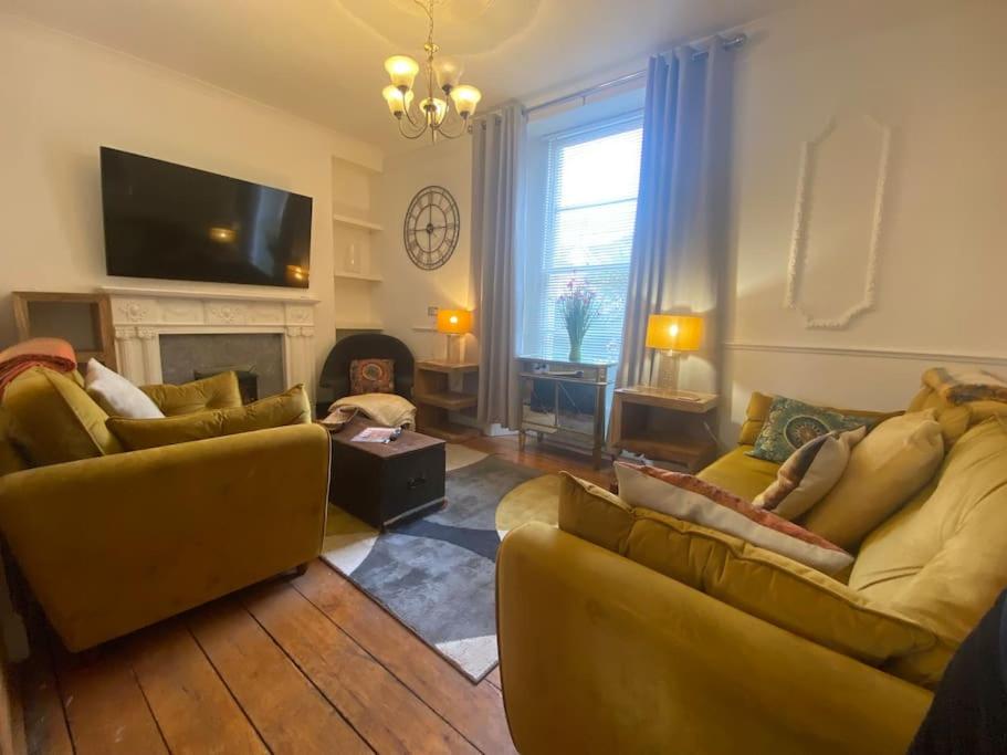 Four-tunes just 2 mins walk from Torquay harbour view 4