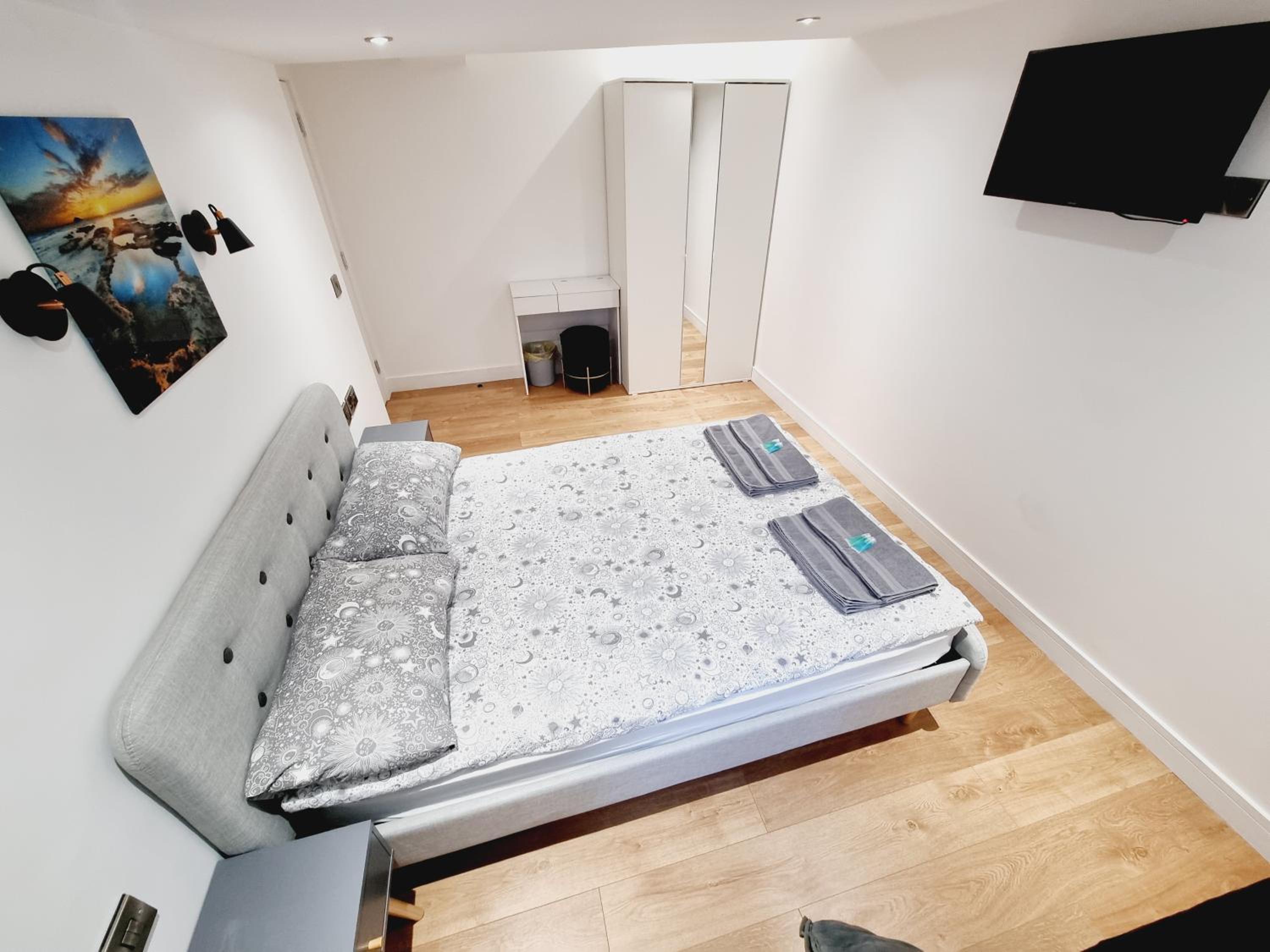 LMK, spacious 1 bedroom Ground floor Apartment, EV charger, Free parking Wi-fi, Great location view 4