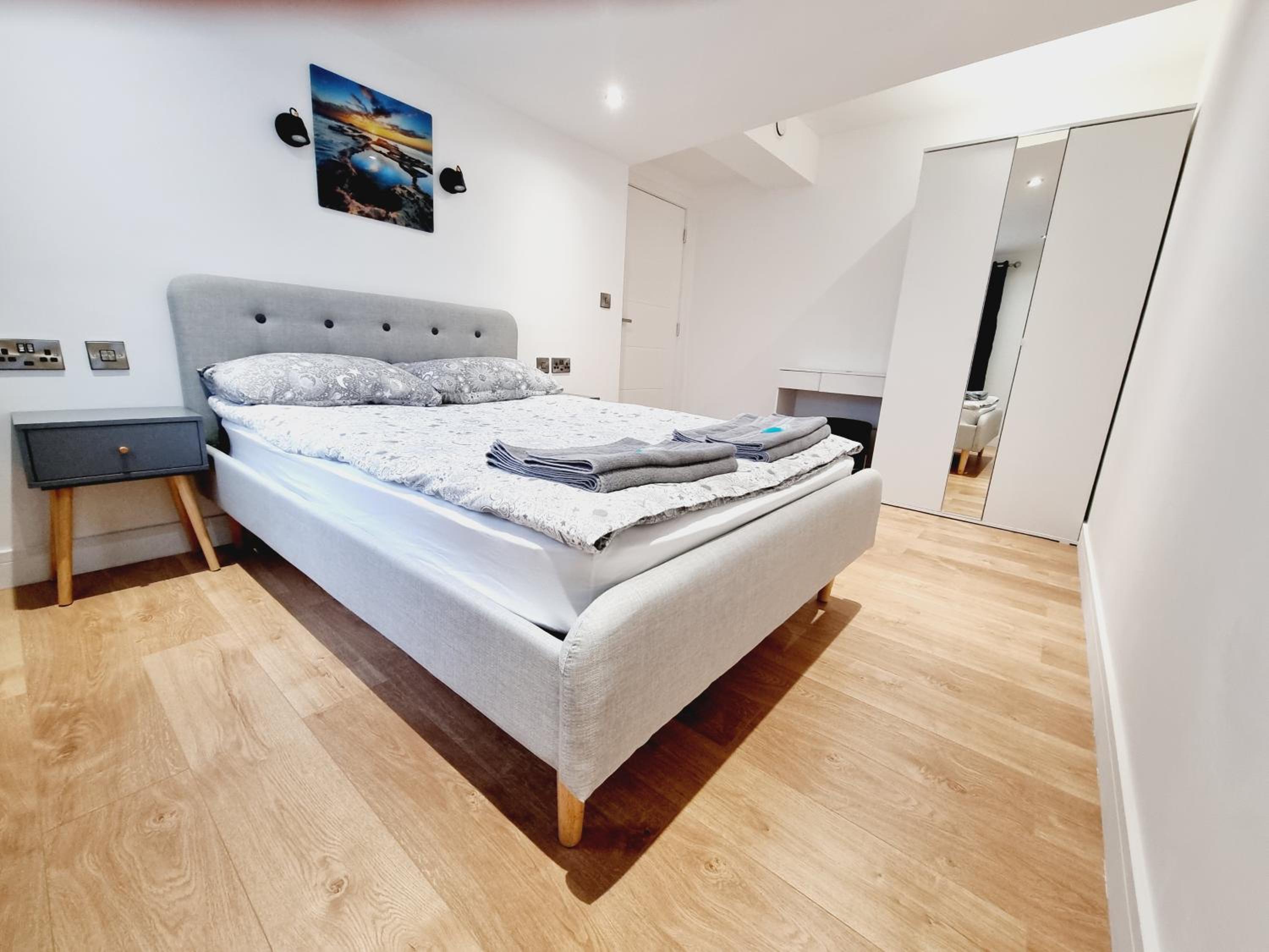 LMK, spacious 1 bedroom Ground floor Apartment, EV charger, Free parking Wi-fi, Great location view 5