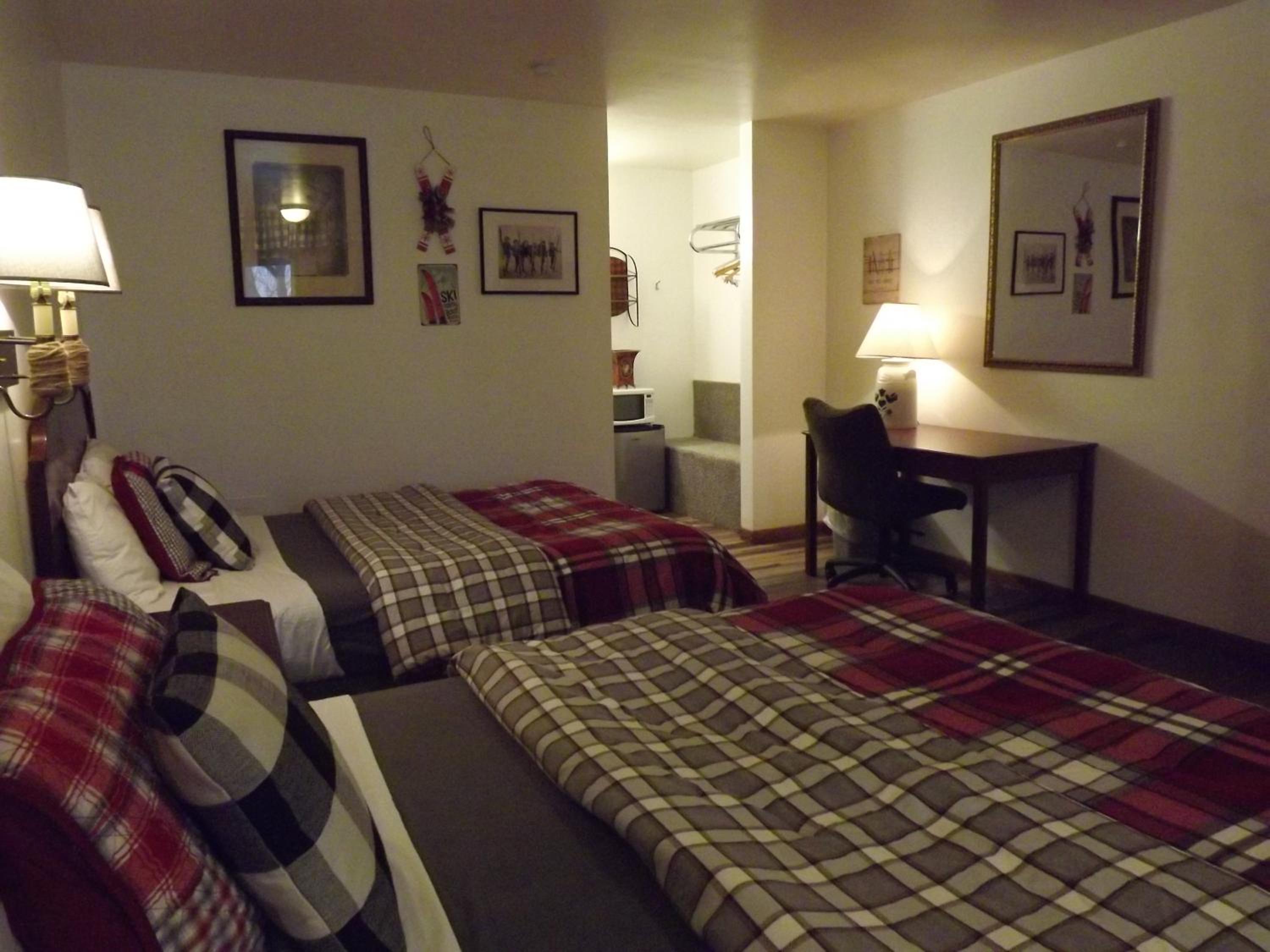 Crest Country Inn
