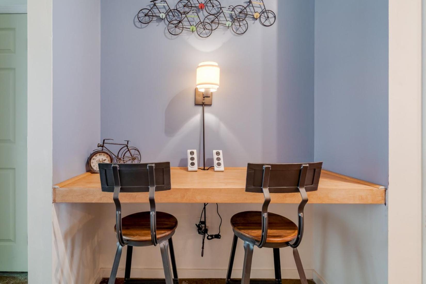 Southern Charmer-Historic District Downtown-Front Porch-Walk Score 90!!- FREE Private Parking-1 Min Walk to Forsyth Park view 2