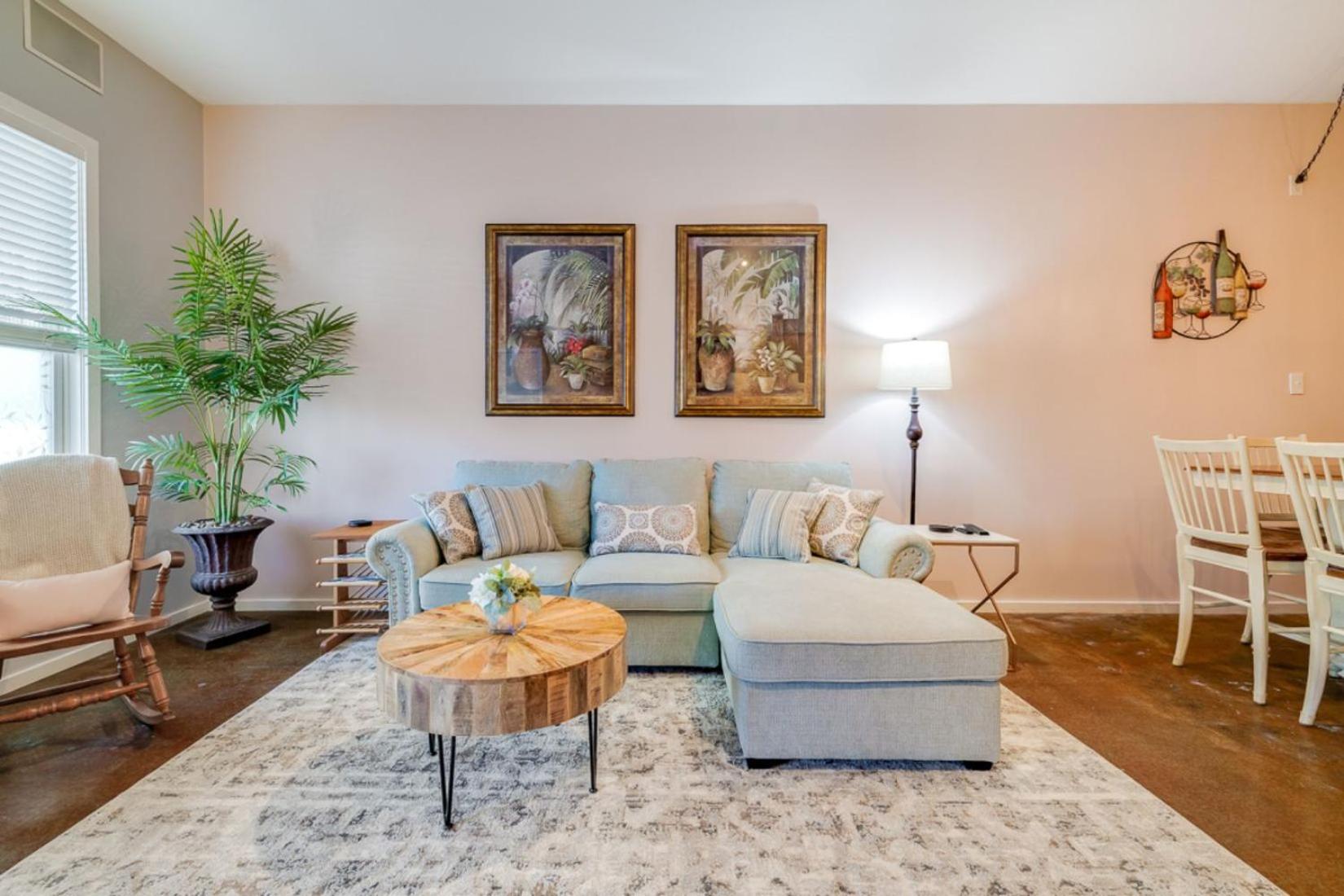 Southern Charmer-Historic District Downtown-Front Porch-Walk Score 90!!- FREE Private Parking-1 Min Walk to Forsyth Park view 3