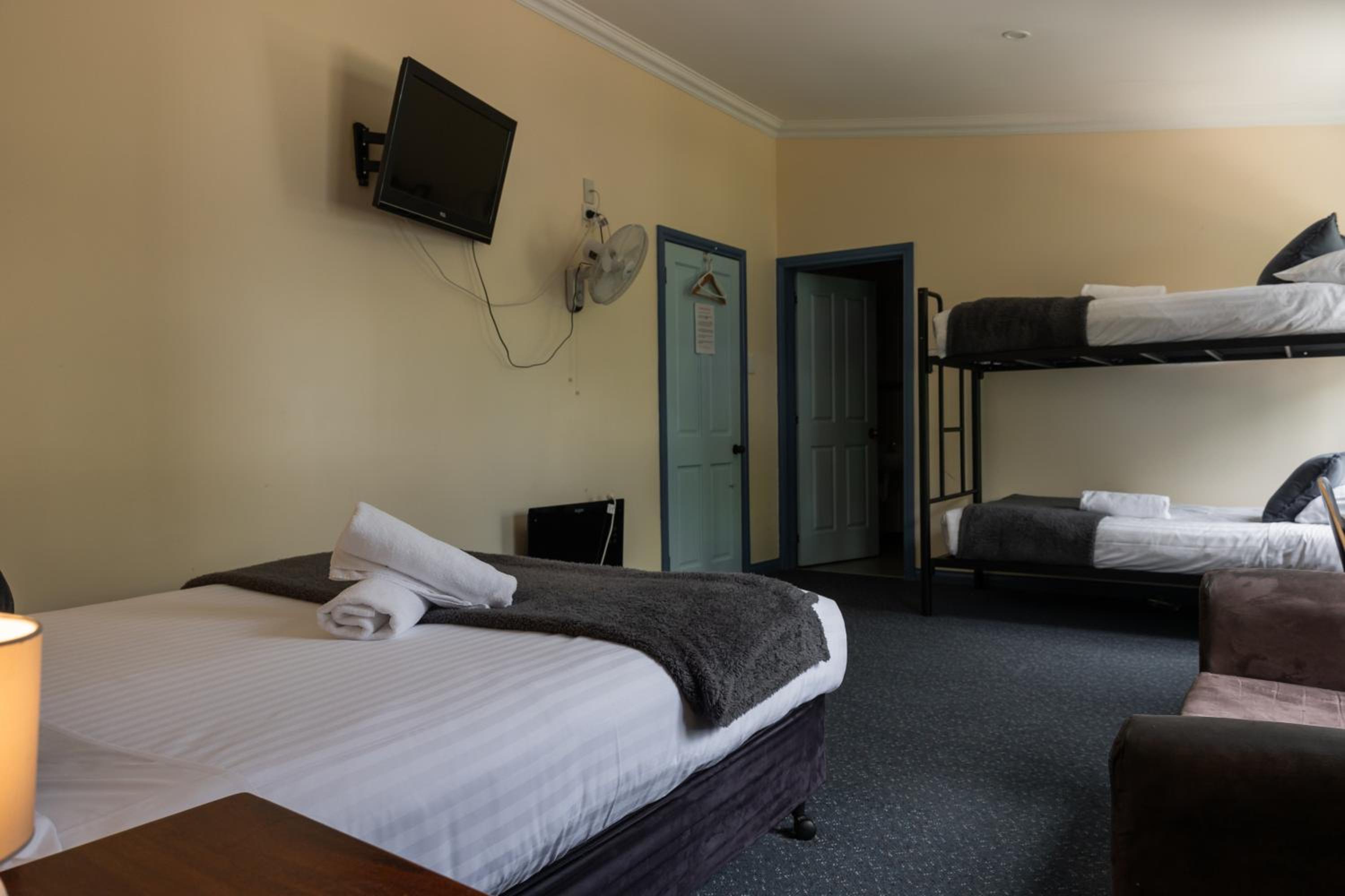 Tullah Lakeside Lodge