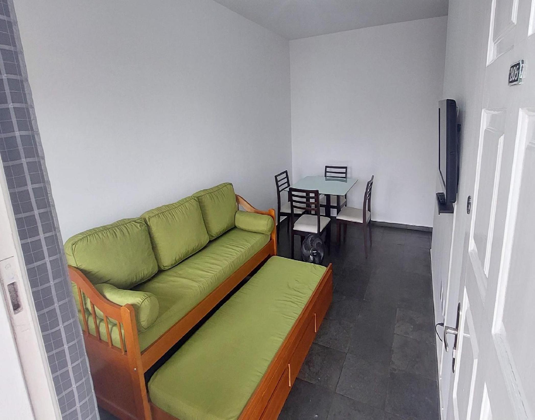 Ótimo apto de quarto, sala, cozinha e banheiro em Cabo Frio - caução garantia 200,00 - acomoda até 6 pessoas confortavelmente em camas - WiFi na área exter