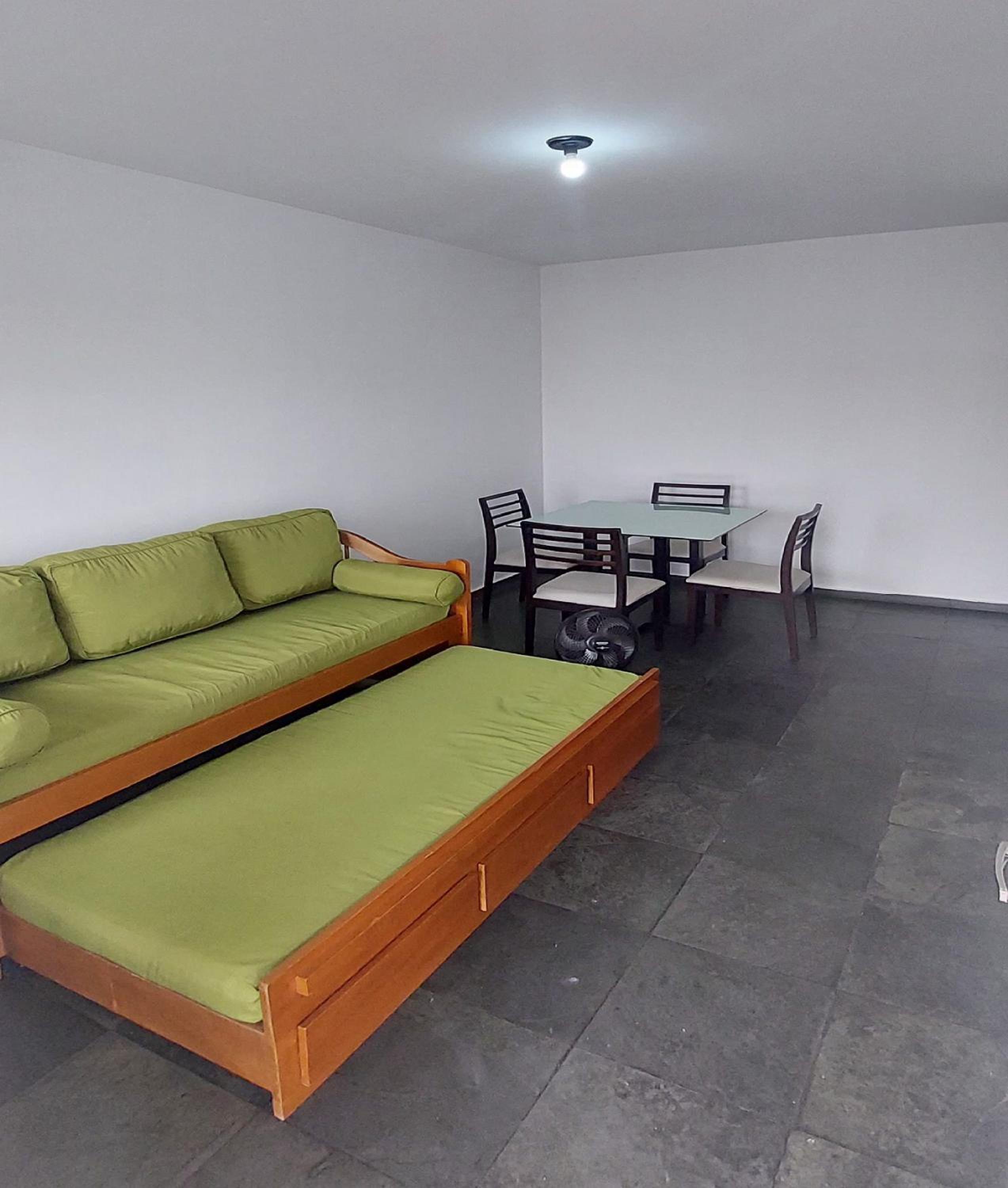 Ótimo apto de quarto, sala, cozinha e banheiro em Cabo Frio - caução garantia 200,00 - acomoda até 6 pessoas confortavelmente em camas - WiFi na área exter