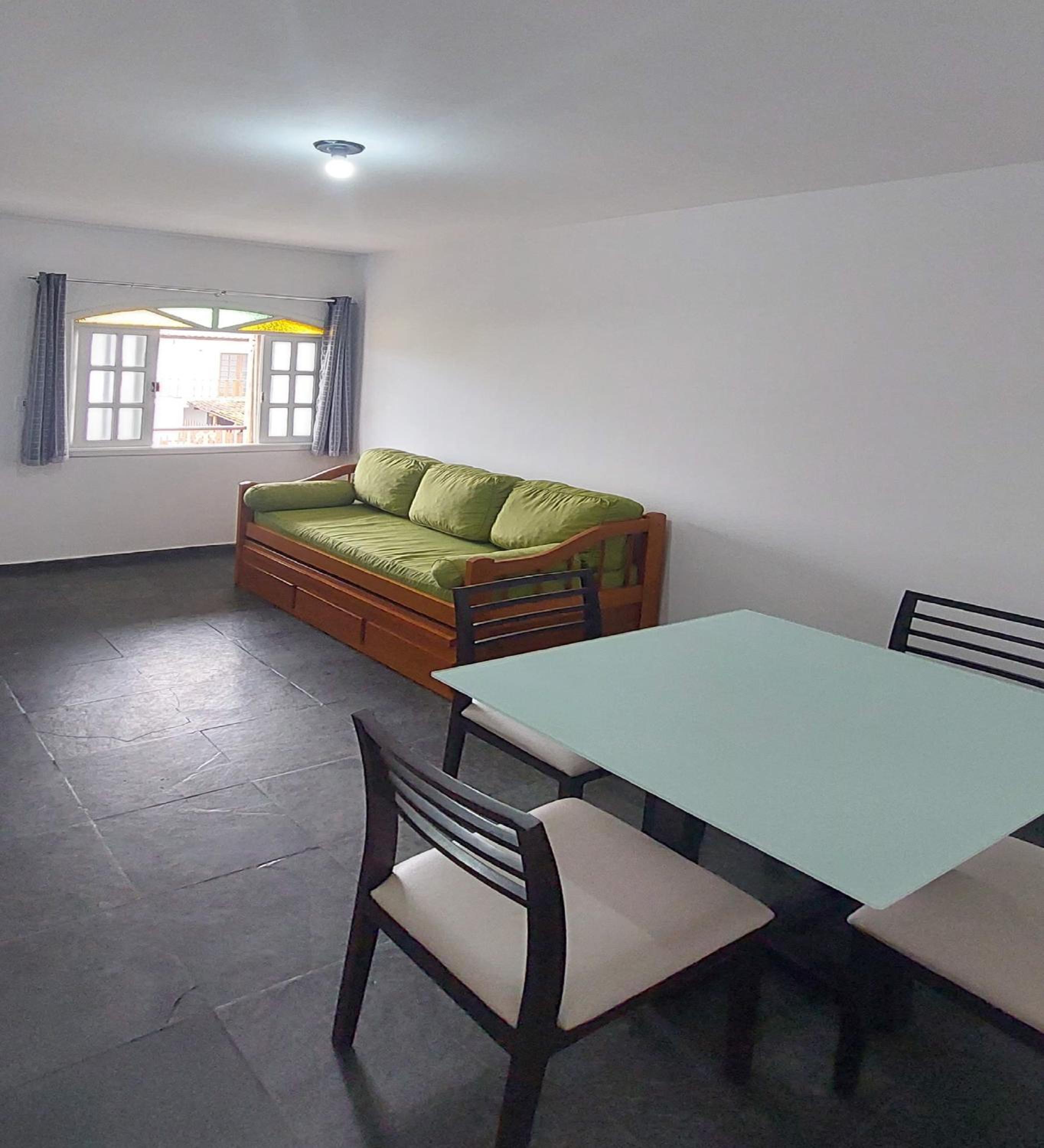 Ótimo apto de quarto, sala, cozinha e banheiro em Cabo Frio - caução garantia 200,00 - acomoda até 6 pessoas confortavelmente em camas - WiFi na área exter