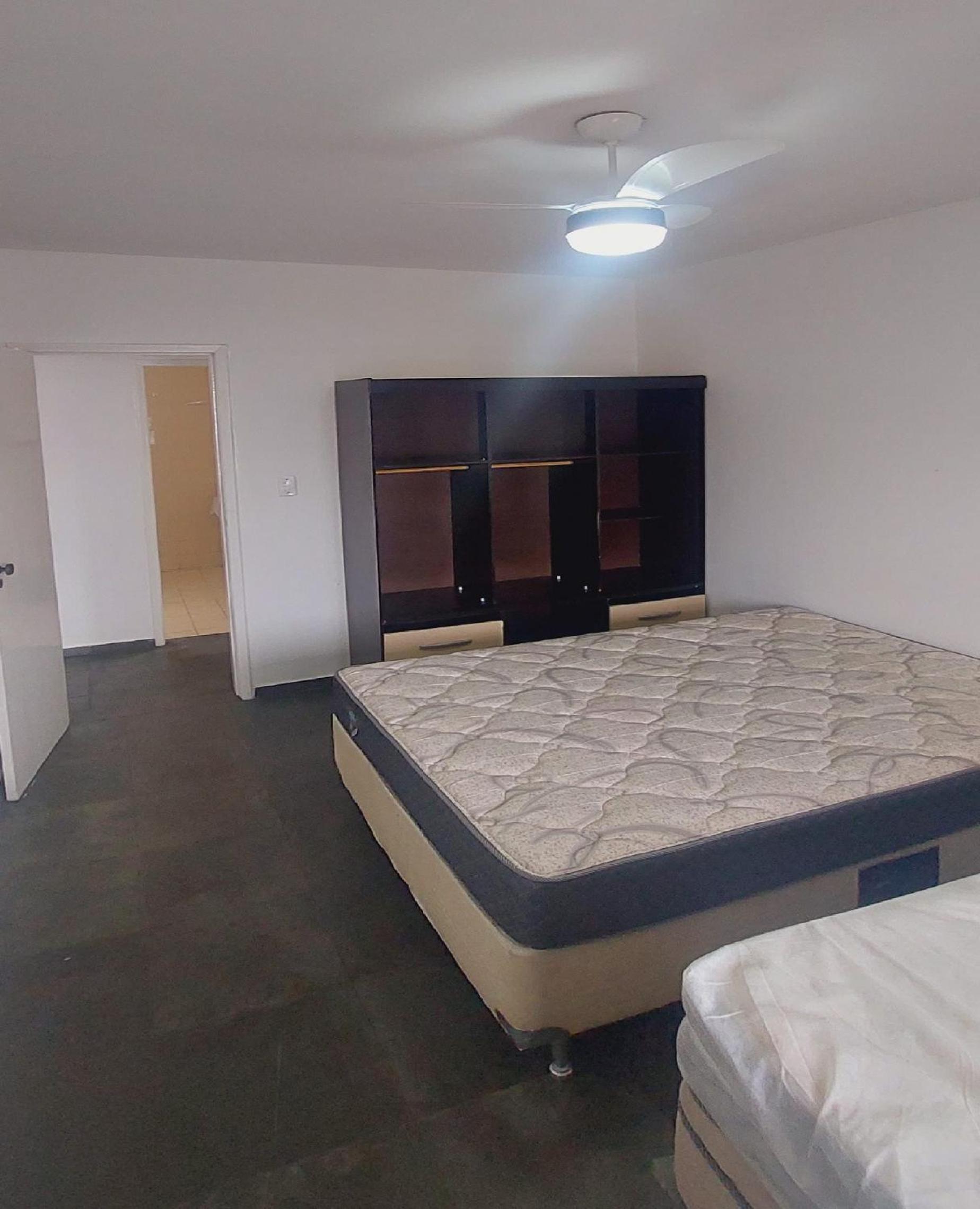 Ótimo apto de quarto, sala, cozinha e banheiro em Cabo Frio - caução garantia 200,00 - acomoda até 6 pessoas confortavelmente em camas - WiFi na área exter