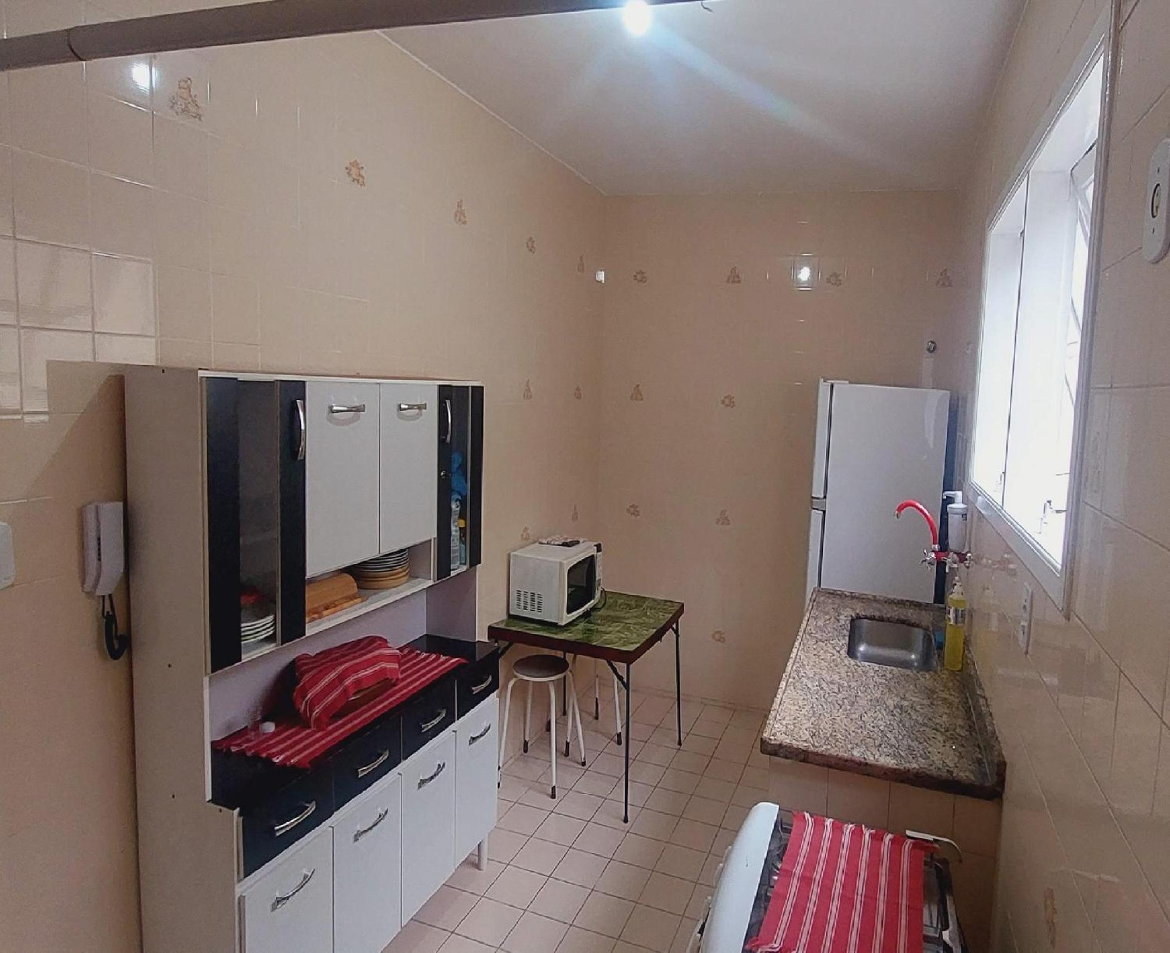 Ótimo apto de quarto, sala, cozinha e banheiro em Cabo Frio - caução garantia 200,00 - acomoda até 6 pessoas confortavelmente em camas - WiFi na área exter