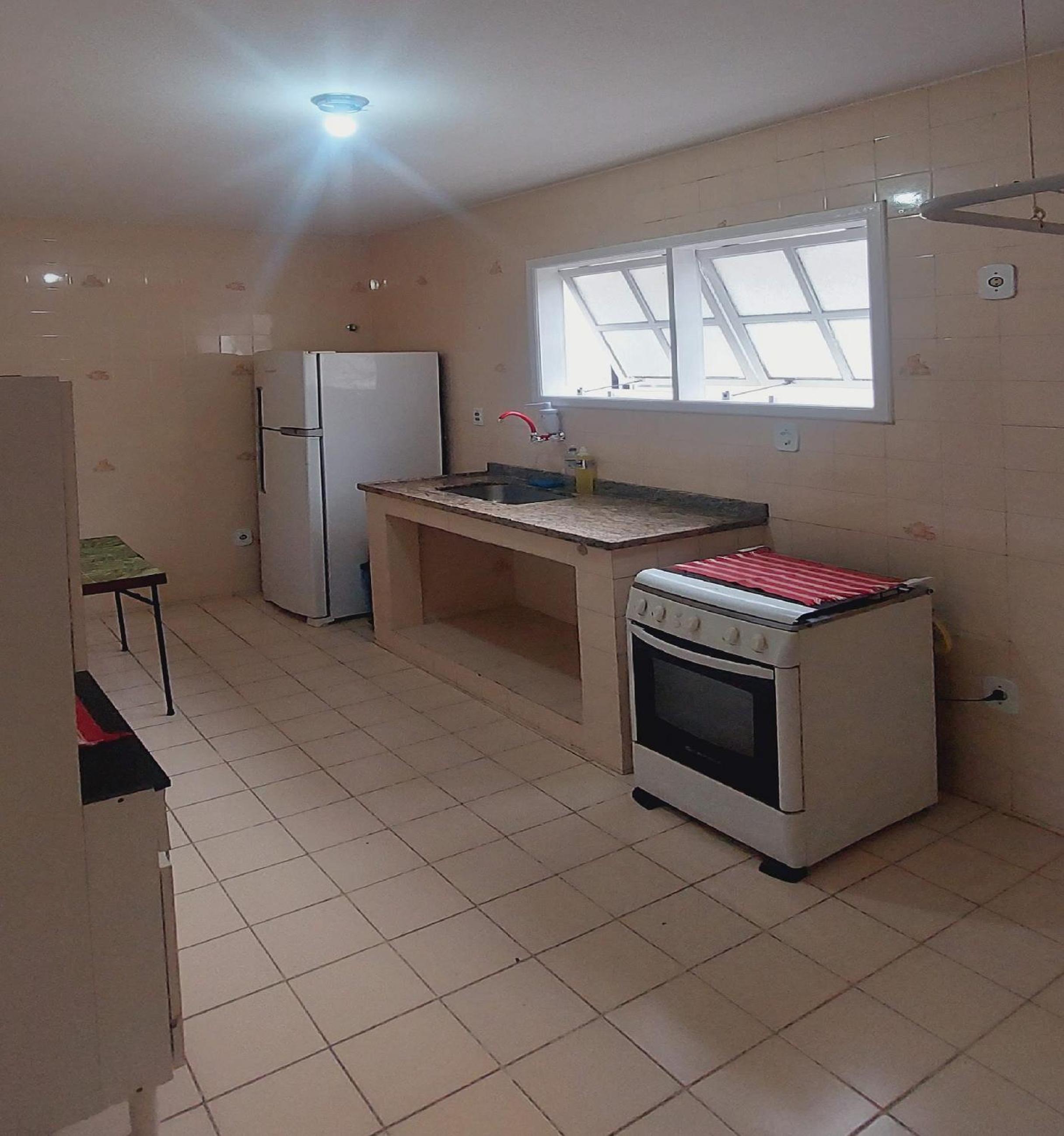 Ótimo apto de quarto, sala, cozinha e banheiro em Cabo Frio - caução garantia 200,00 - acomoda até 6 pessoas confortavelmente em camas - WiFi na área exter