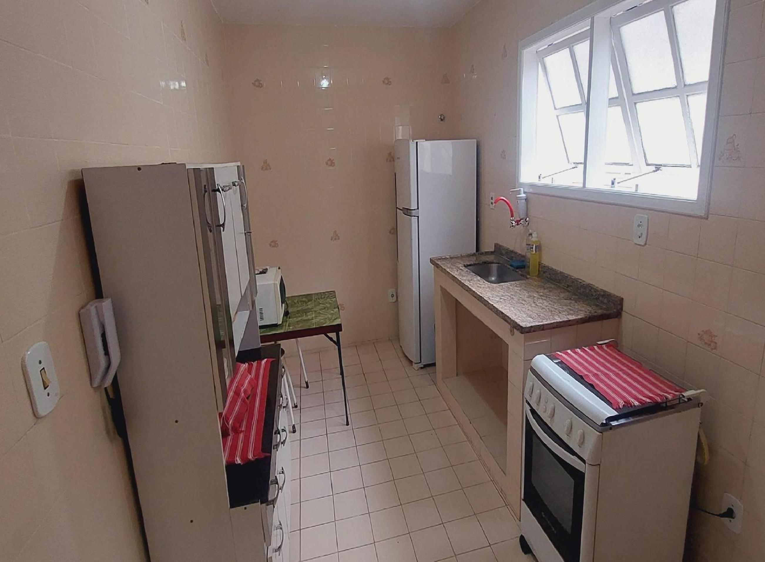 Ótimo apto de quarto, sala, cozinha e banheiro em Cabo Frio - caução garantia 200,00 - acomoda até 6 pessoas confortavelmente em camas - WiFi na área exter