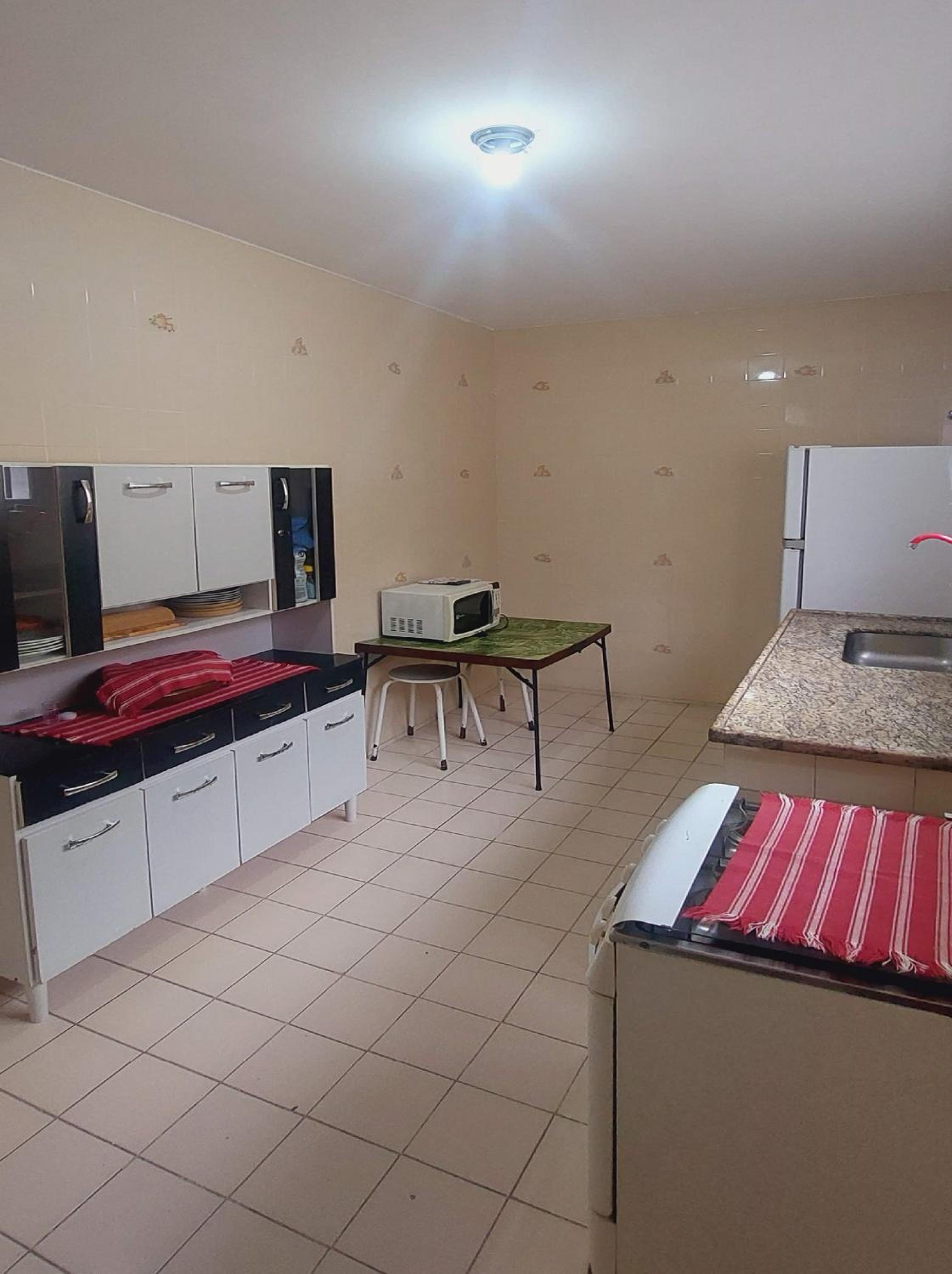 Ótimo apto de quarto, sala, cozinha e banheiro em Cabo Frio - caução garantia 200,00 - acomoda até 6 pessoas confortavelmente em camas - WiFi na área exter