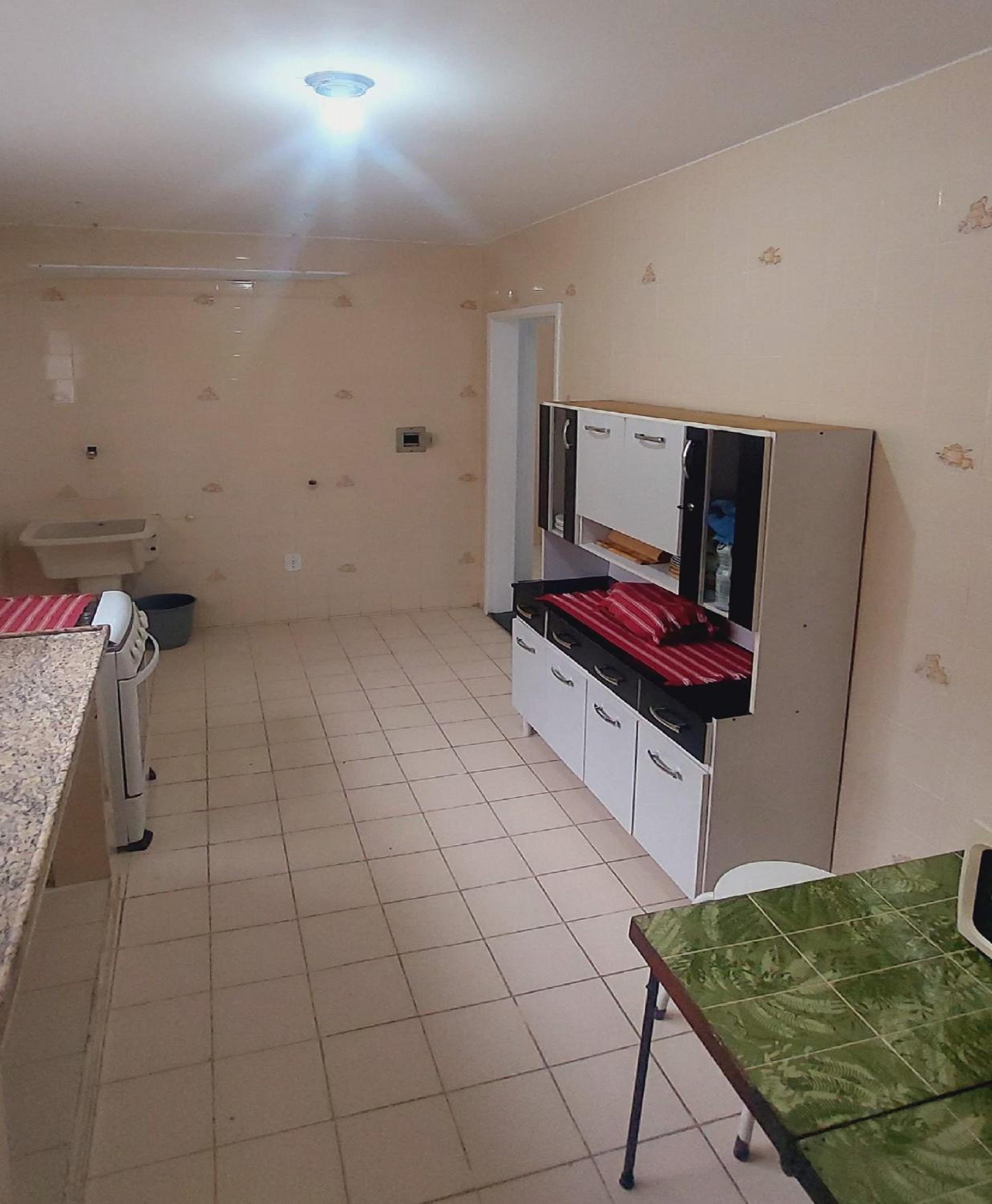 Ótimo apto de quarto, sala, cozinha e banheiro em Cabo Frio - caução garantia 200,00 - acomoda até 6 pessoas confortavelmente em camas - WiFi na área exter