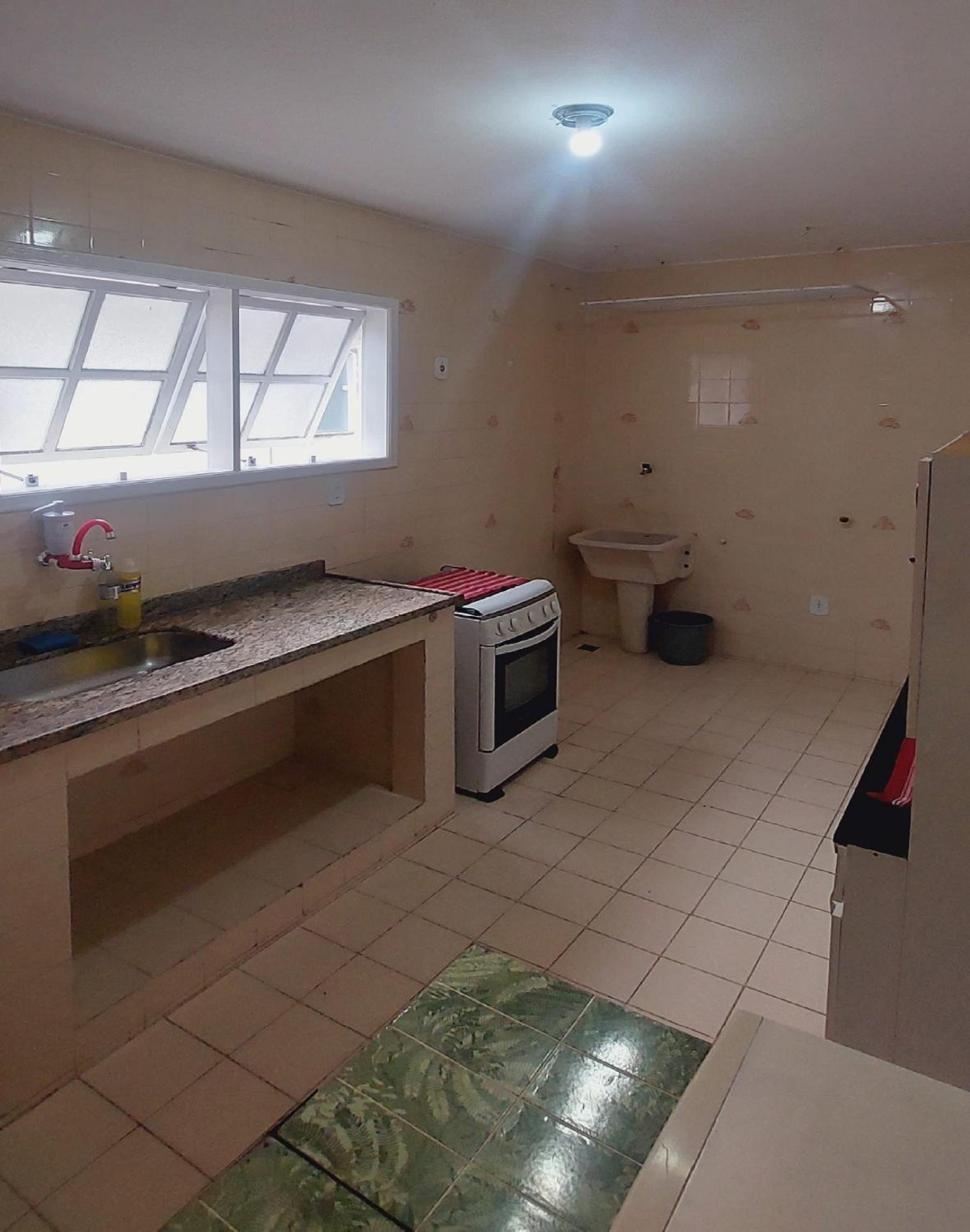 Ótimo apto de quarto, sala, cozinha e banheiro em Cabo Frio - caução garantia 200,00 - acomoda até 6 pessoas confortavelmente em camas - WiFi na área exter