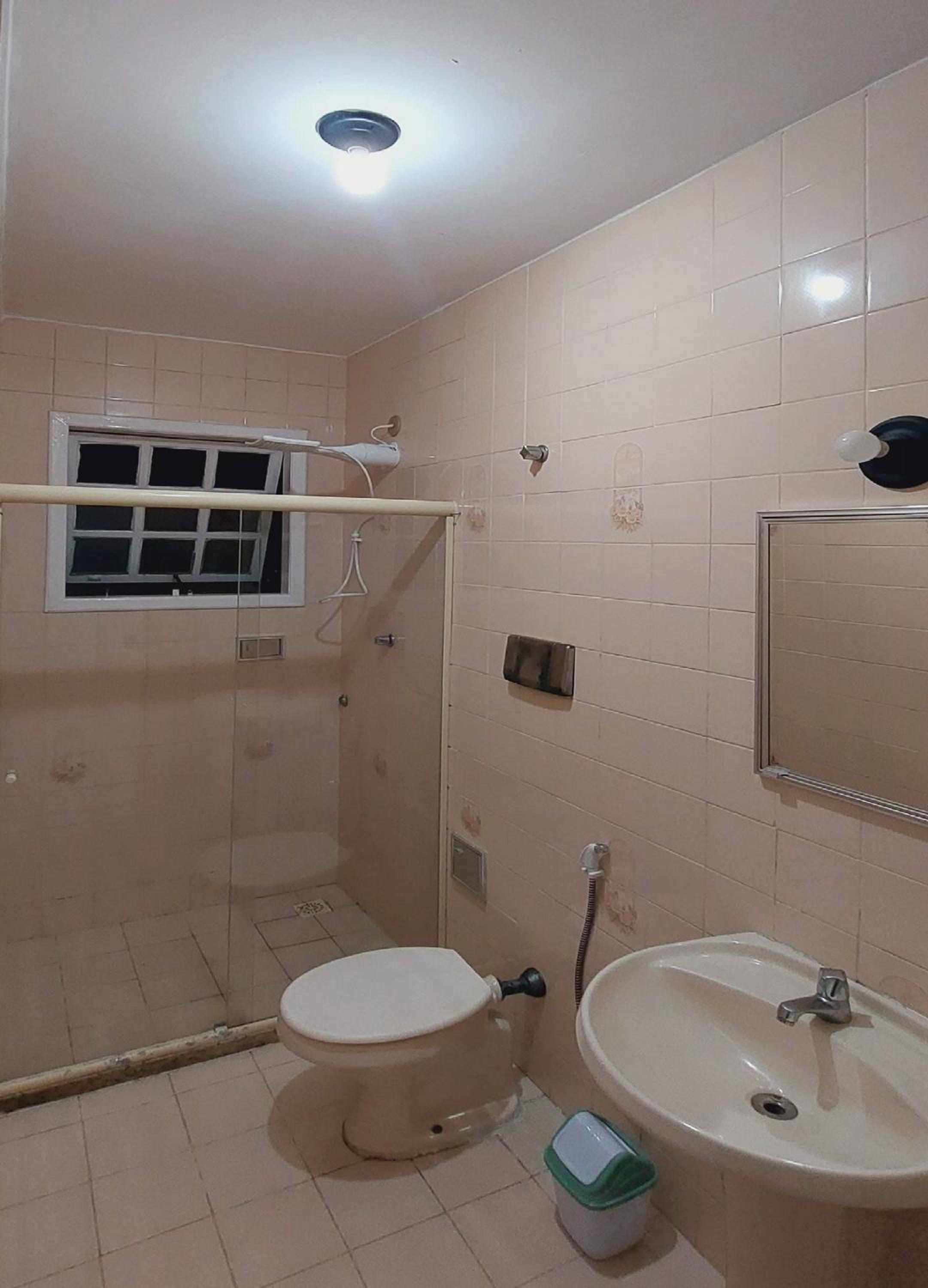 Ótimo apto de quarto, sala, cozinha e banheiro em Cabo Frio - caução garantia 200,00 - acomoda até 6 pessoas confortavelmente em camas - WiFi na área exter