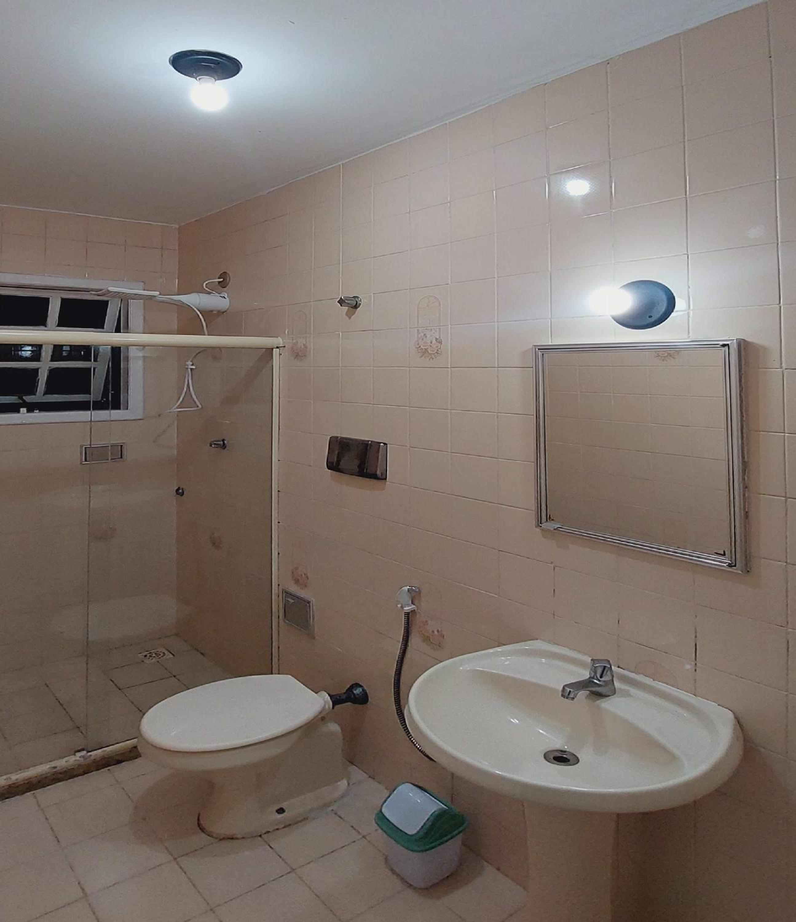 Ótimo apto de quarto, sala, cozinha e banheiro em Cabo Frio - caução garantia 200,00 - acomoda até 6 pessoas confortavelmente em camas - WiFi na área exter