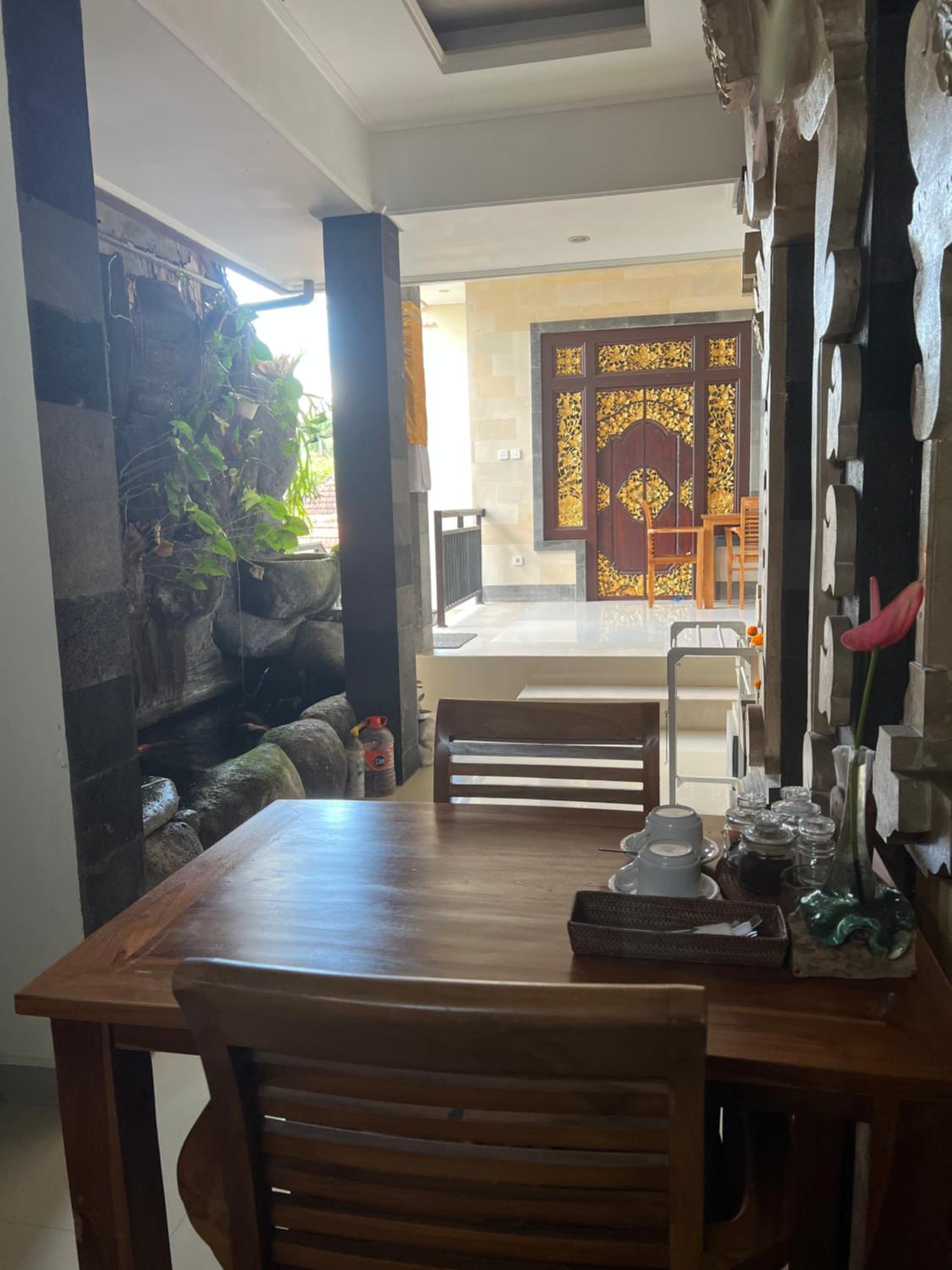 Oes House — dining