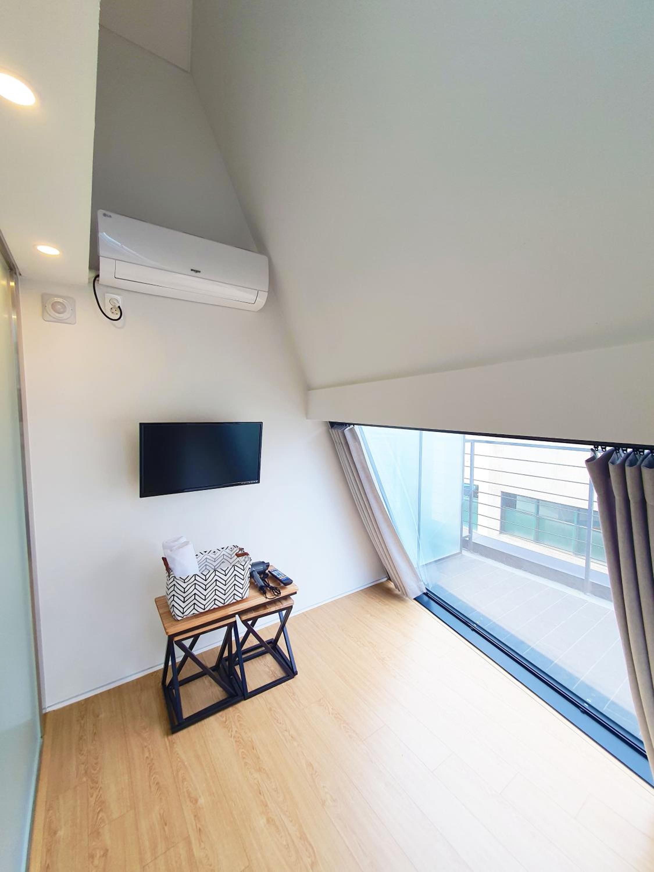 YOLO Guesthouse
