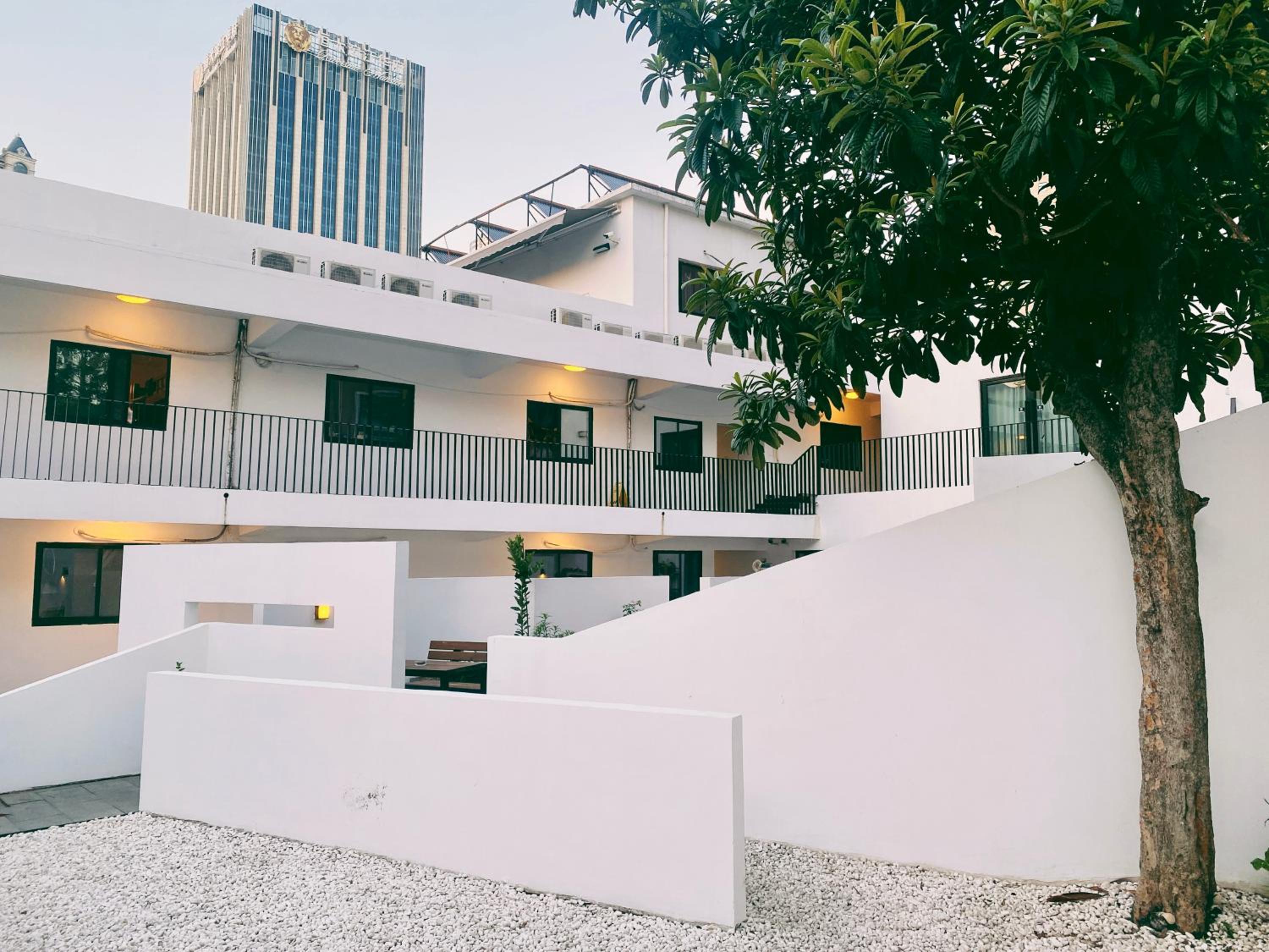 Hidden Garden Youth Hostel -Oriental Pearl &Lujiazui -Garden Social Area -Bar -Café -Free Laundry Luggage Storage -24H Front Desk -English Service