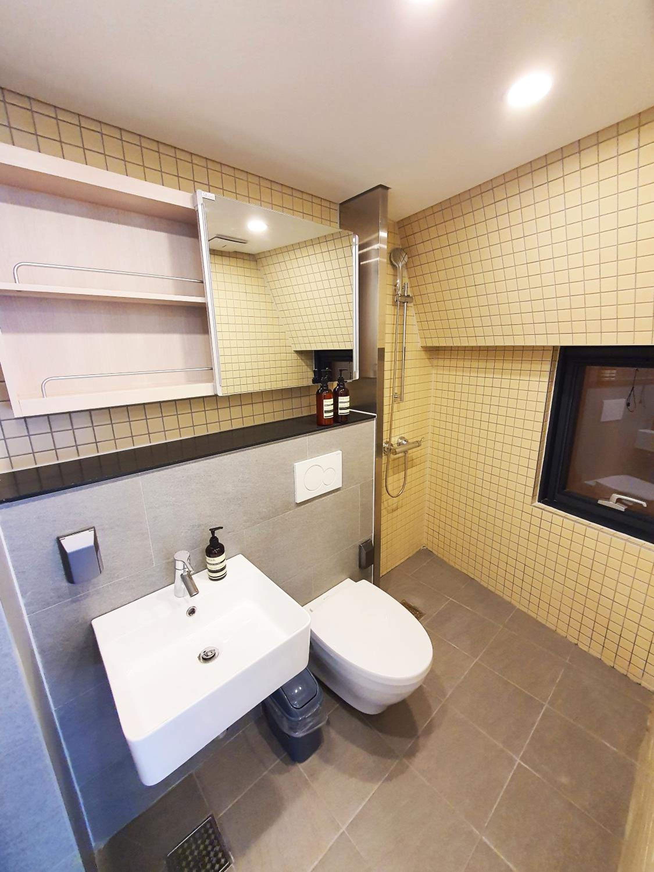 YOLO Guesthouse