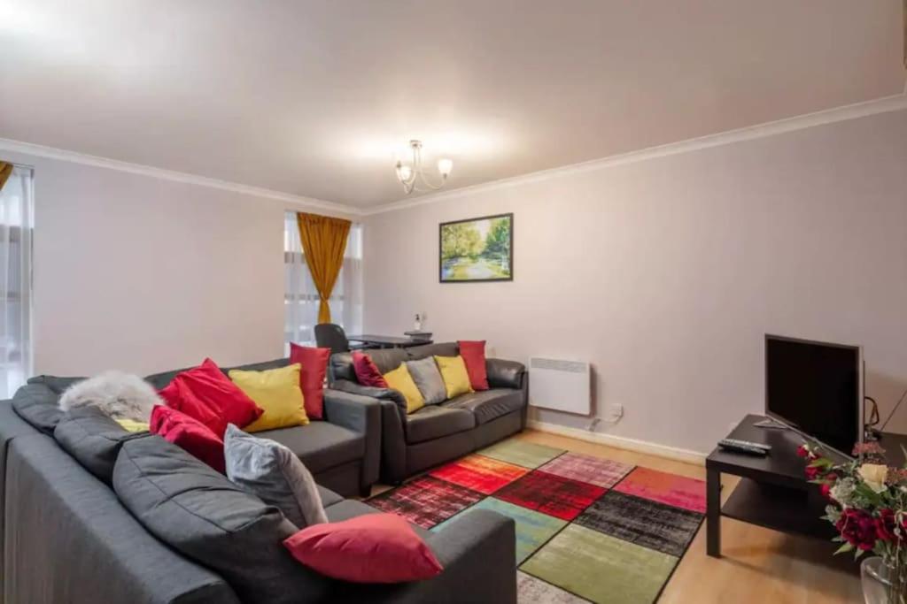 1 Bedroom Flat with Free Parking