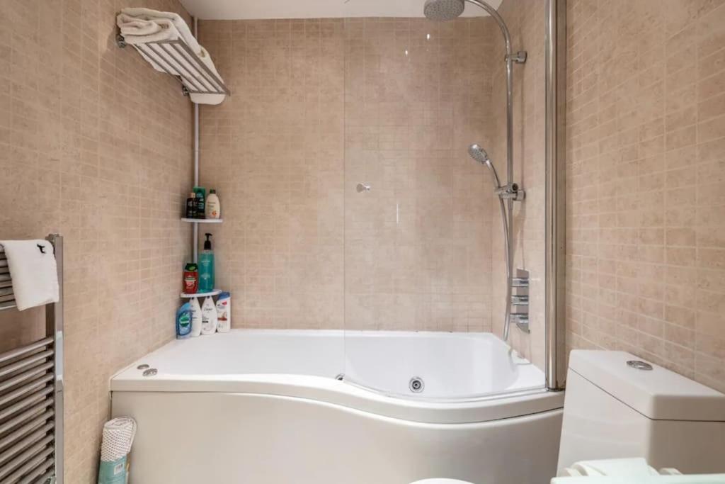 1 Bedroom Flat with Free Parking