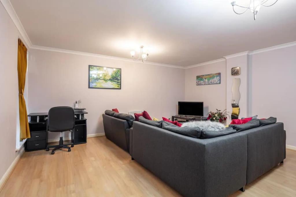 1 Bedroom Flat with Free Parking