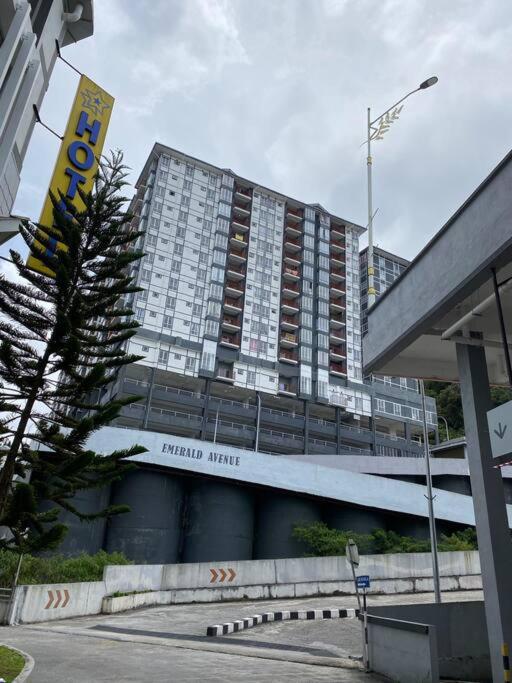 Emerald Avenue Apartment Madam Ng.